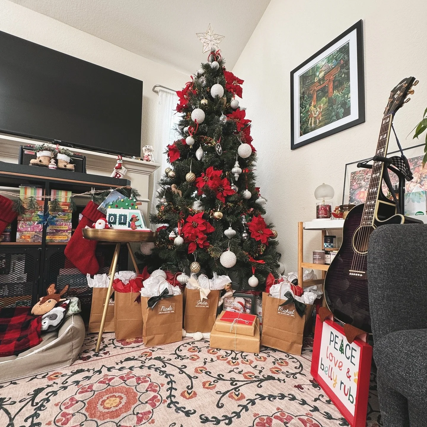 DECEMBER 2024 🎄✨
A little recap of a very eventful holiday season. 

1. My 2024 tree 🎄
2. My December workouts with @marjanaay 👯&zwj;♀️💪
3. New England Lobster 🦞 with my fwiends 💕 
4. Tim and his 10 year anniversary gift/Christmas gift. 🎁 
5.-