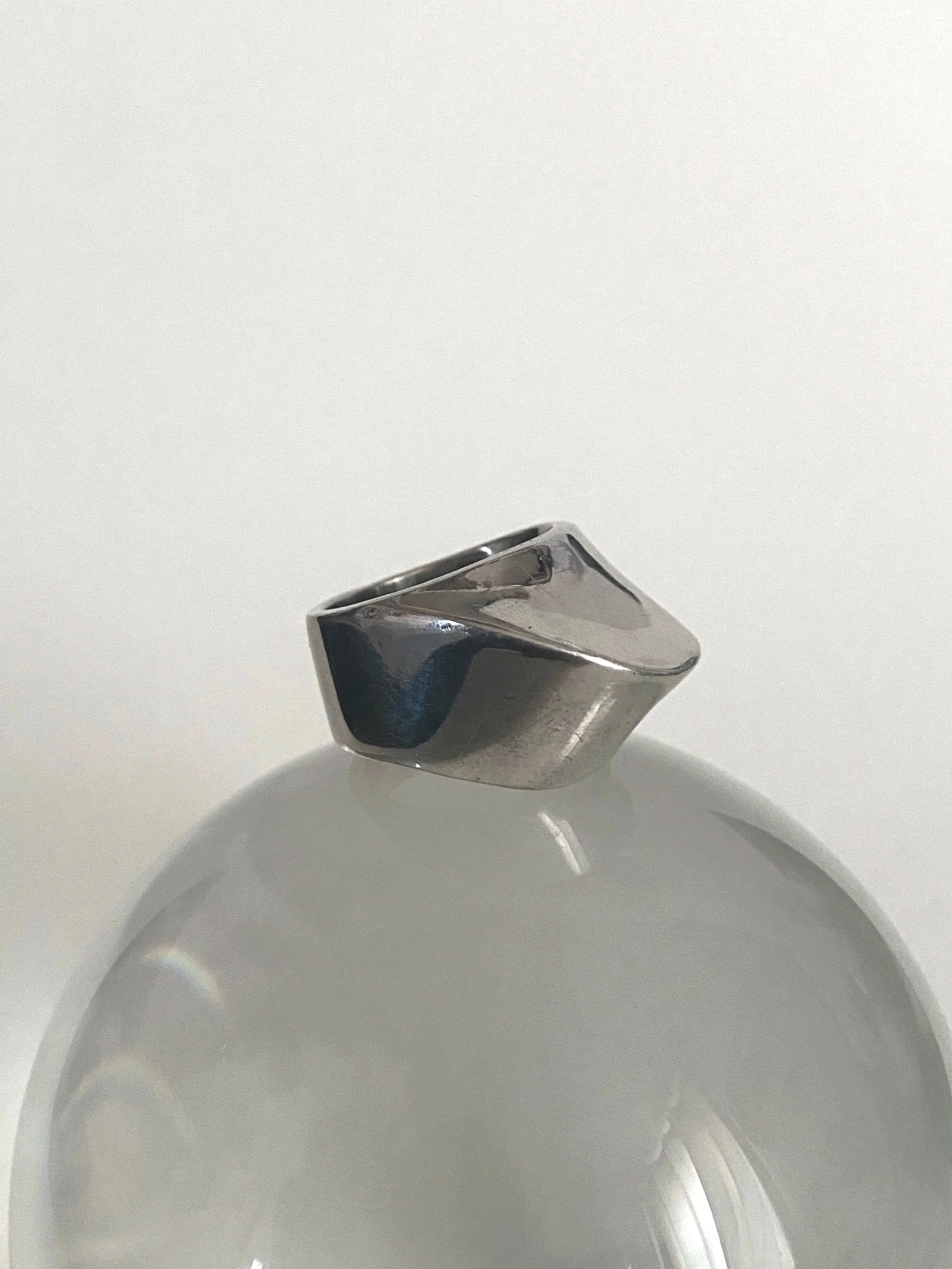 Marea Silver wave ring | £125 |

925 Silver |  Weight: 24g