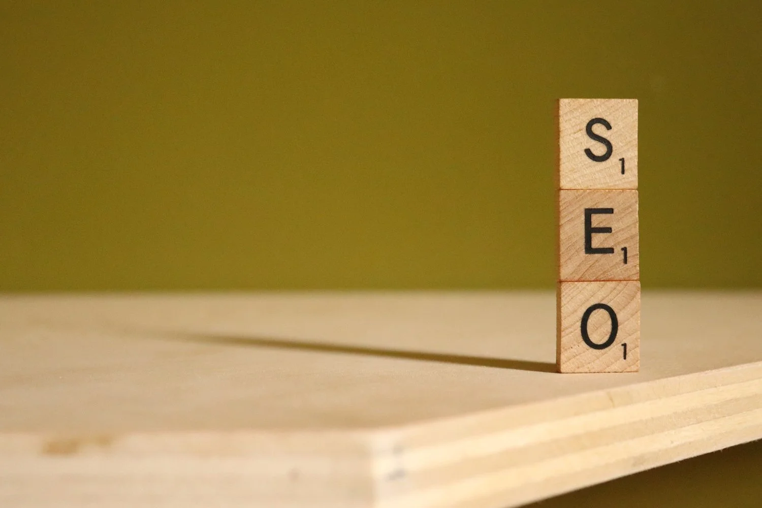 Wooden blocks with SEO on a table