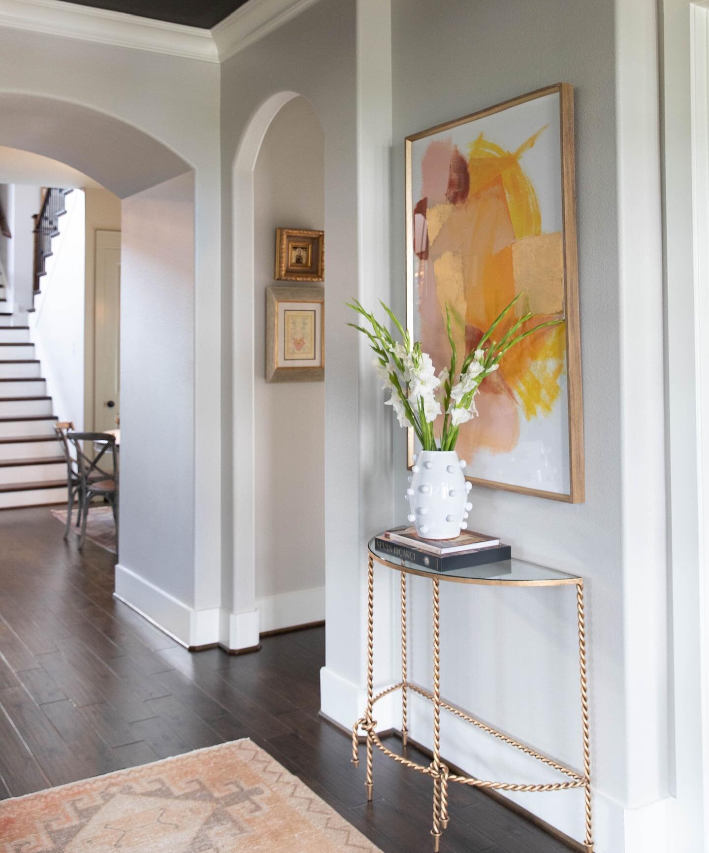 Making an entrance 💛
.
.
.
Design: @southernpineinteriors
📷: @pej.studio 

#southernpineinteriors #thewoodlandstx #interiordesigner #houstondesigner #southernhome #designinspo #entryway #makeanentrance #art #interiordesign #interiors #decor