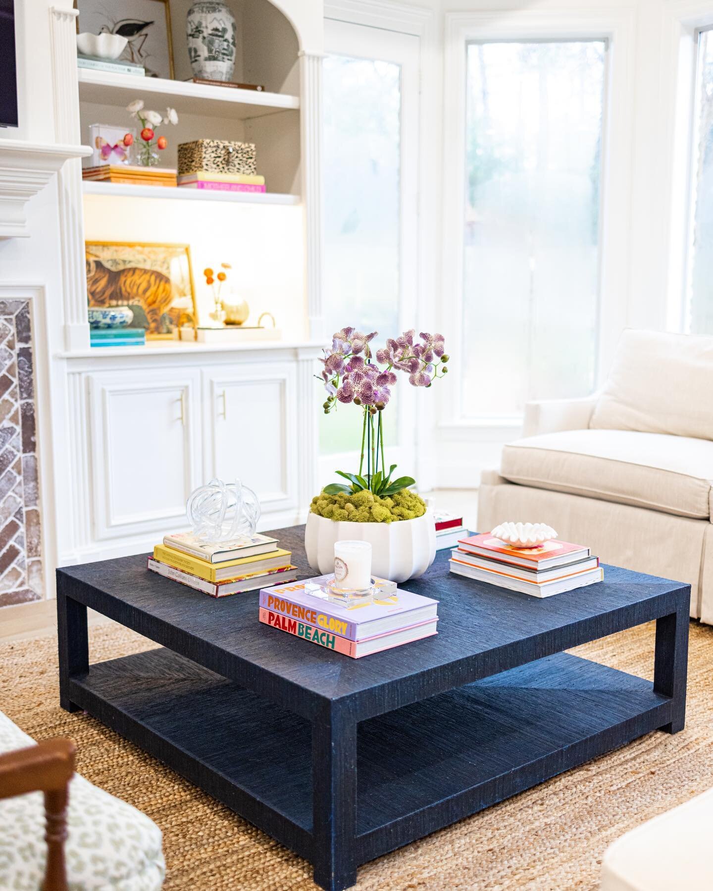 One for the books 📚
.
.
.
Design: @southernpineinteriors
📷: @chelseymartin_photography 

#southernpineinteriors #thewoodlandstx #interiordesigner #houstondesigner #southernhome #designinspo #coffeetable #coffeetabledecor #livingroom #livingroomdeco
