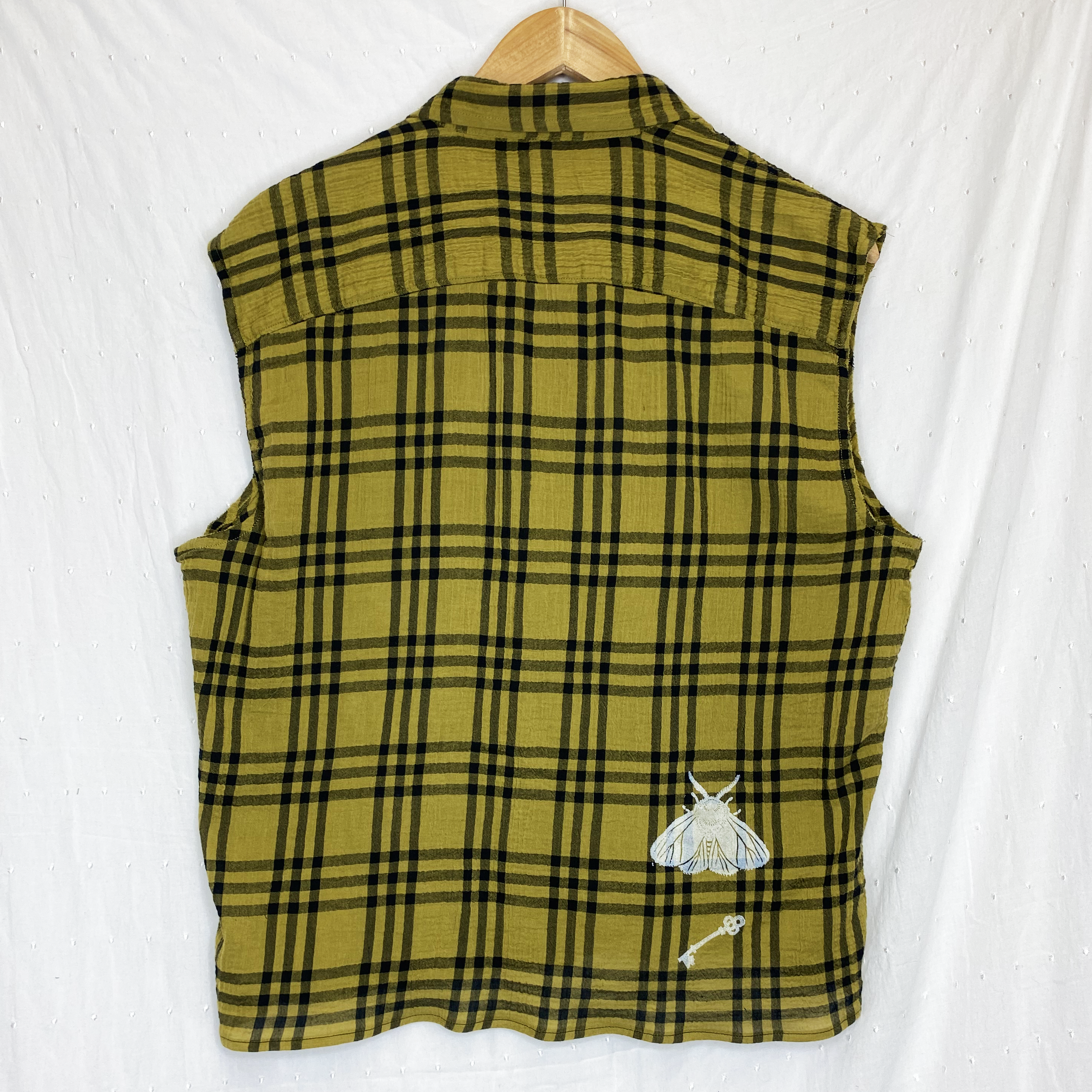 yellow vest back.png