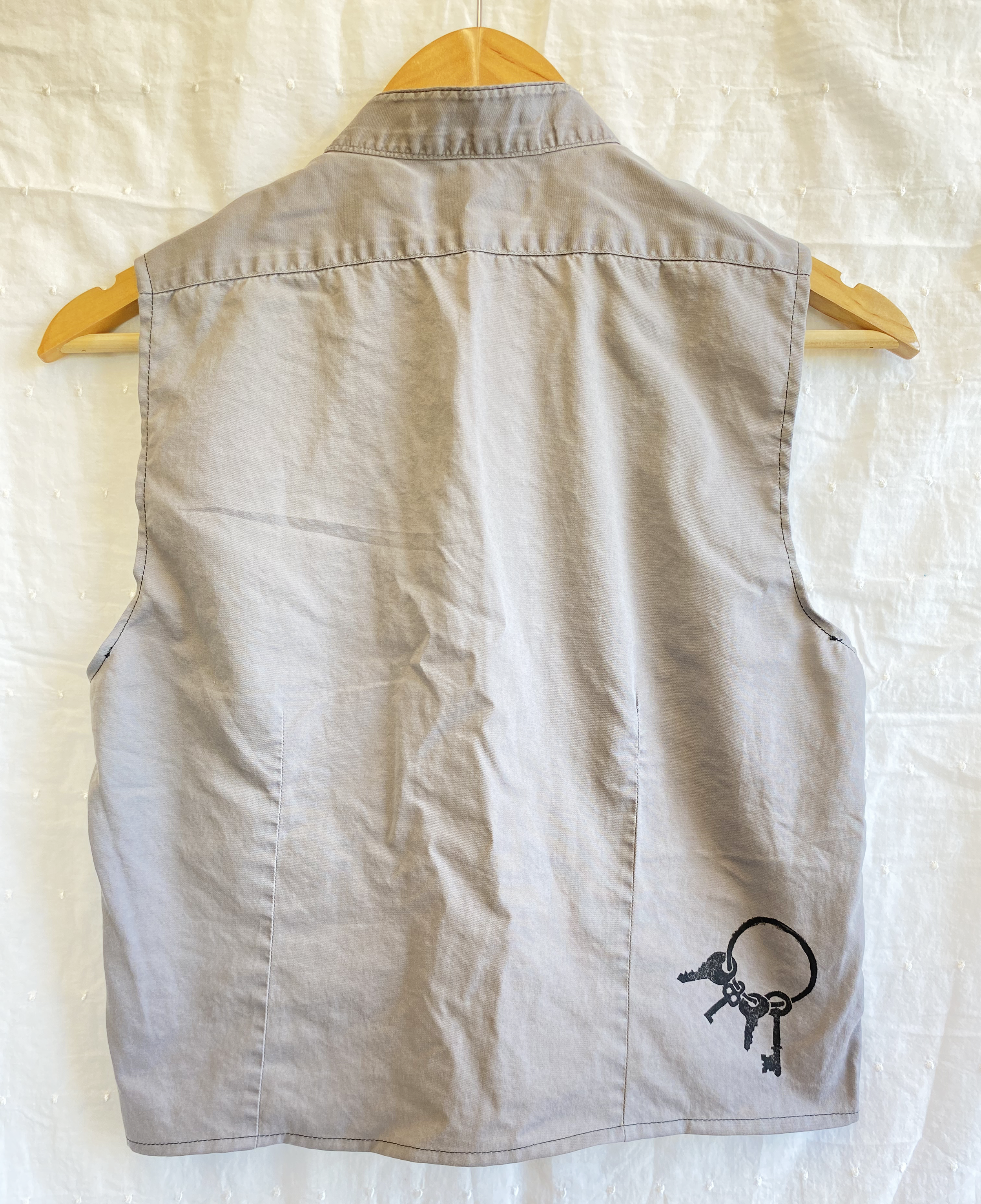 gray vest back.png