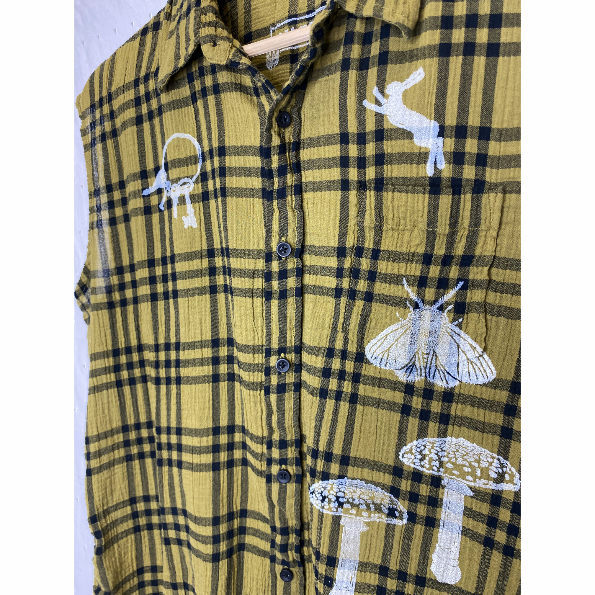 yellow vest close.png