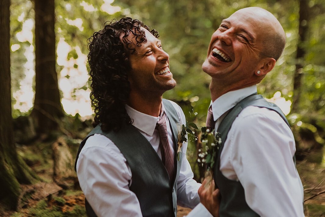 This joy is contagious 🤗 

I loved every second of photographing C&amp;M&rsquo;s wedding in Vancouver, at a place that we all treasure immensely. 🤍
.
.
.
.
#bridalparty #bridalpartygoals #bridalpartyphotos #canadianwedding #canadianweddingphotograp