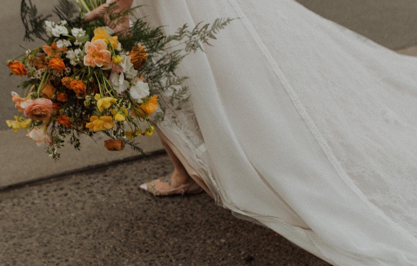 when the florals are just a whole story on their own 🙌🏻 

@gemsandstems.eastside you&rsquo;re unreal 👌🏻
.
.
.
.
#weddingflowers #weddingflorals #floraldesign #floralstories 
#weddingphotography #weddingphotographer #blackandwhitephotography #kelo