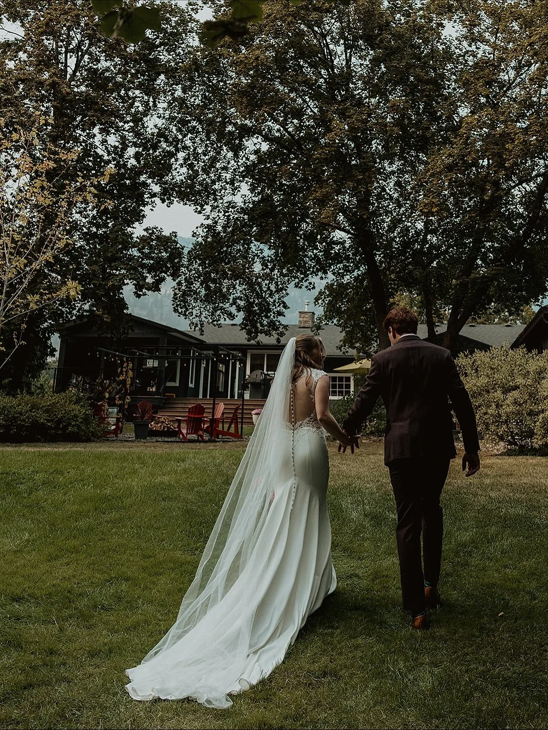 On the property where L grew up and where his parents got married as well, him and A said I do in the dreamiest ceremony location I&rsquo;ve ever seen.