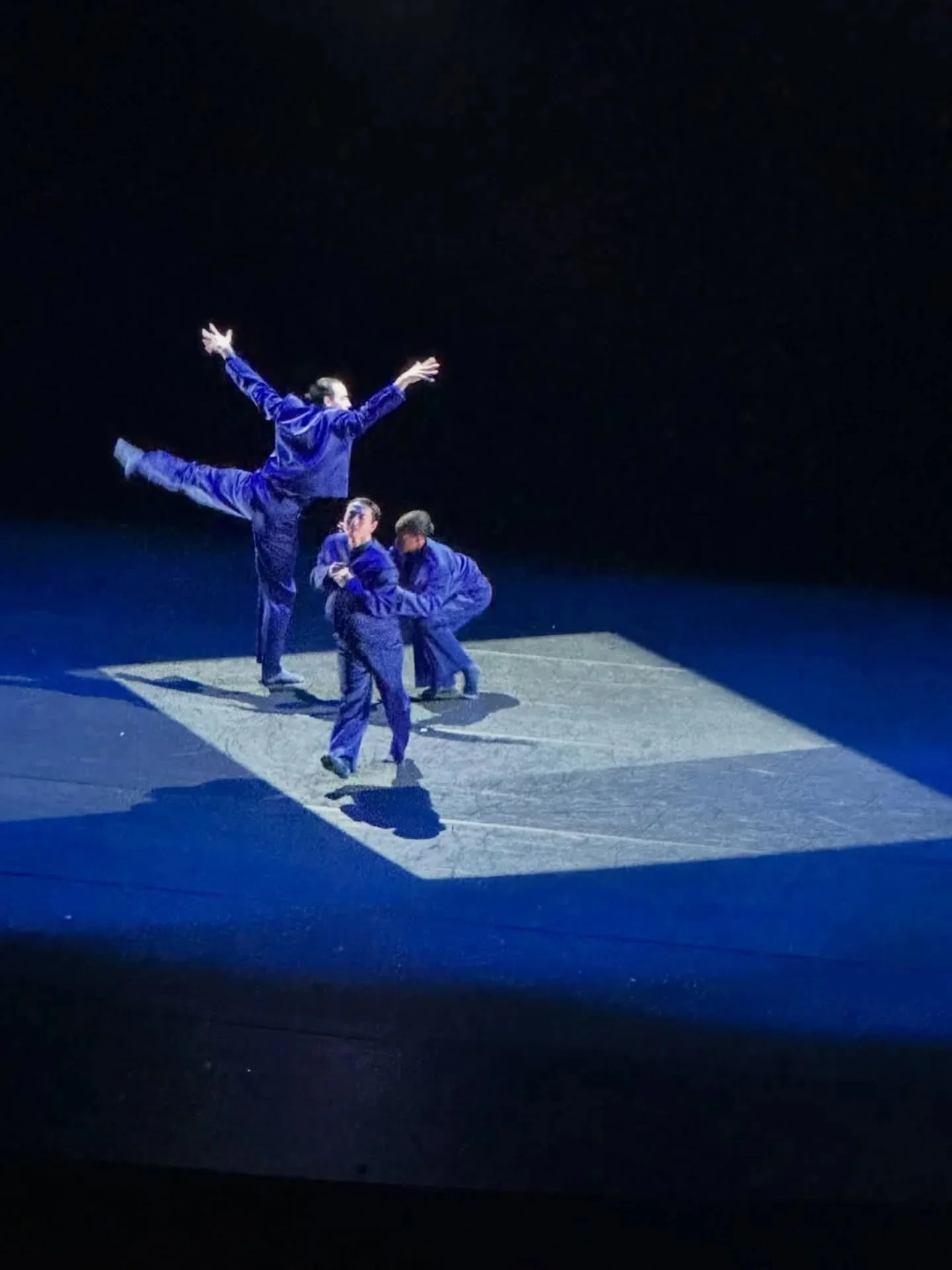 Moving performance from @hubbardstreet Dance Chicago at the 56th annual Blue Ribbon Children&rsquo;s Festival held at the @musiccenterla earlier this year 👏

Lighting Package provided by @nightlight.production
Repost from @blueribbonmcla