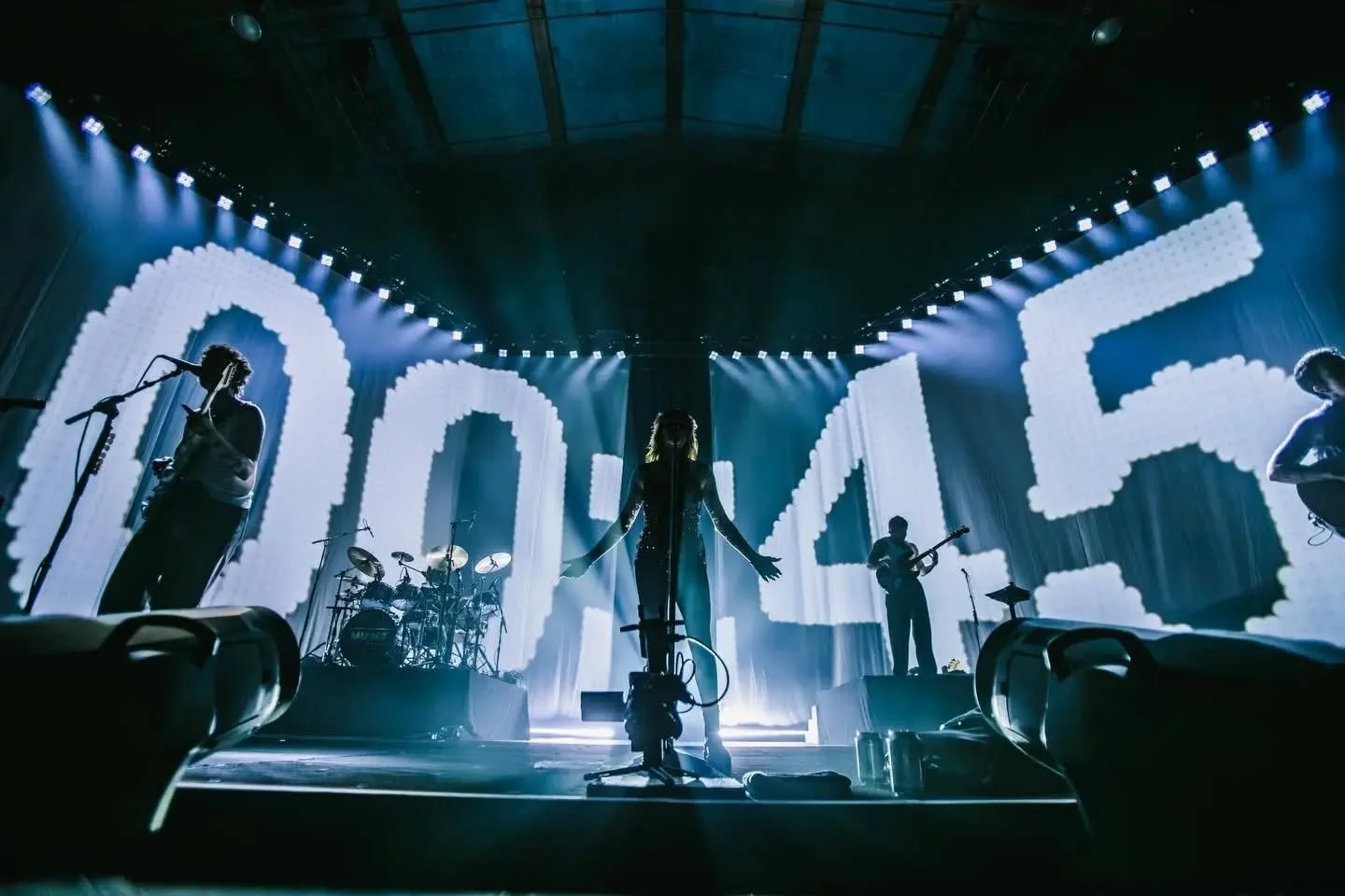 Highlights from @whereismuna&rsquo;s &lsquo;Dancing On The Wall&rsquo; album release shows in LA! 🔥 

Production design by @jujureux @blacklanterncreative 
@katiegavs @flurtcobain @jojolovedog 
Lighting design &amp; programming by @coleseph_mcbeats
