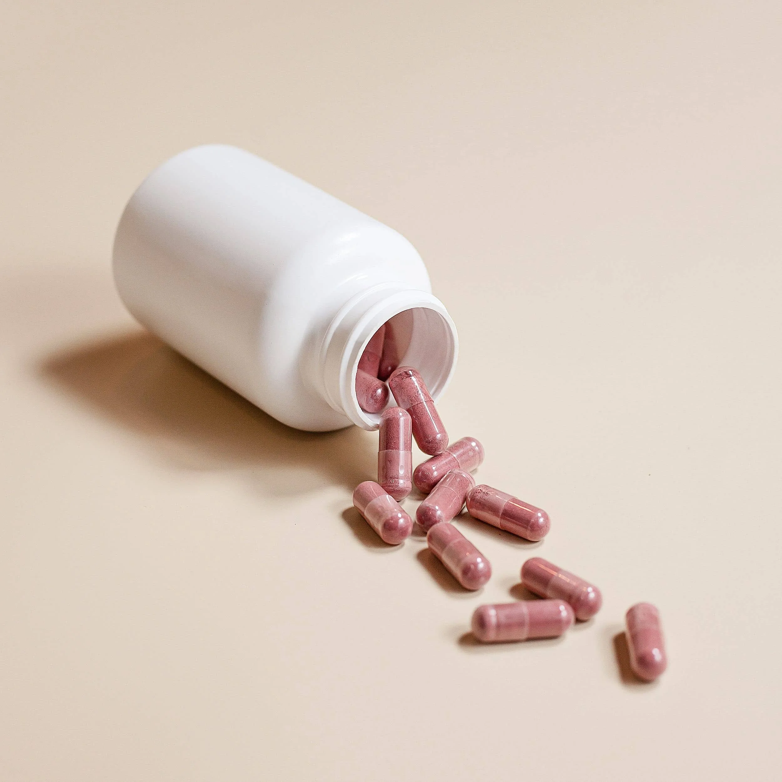 A bottle of placenta capsules, a placenta encapsulation service that The Breezy Doula provides.