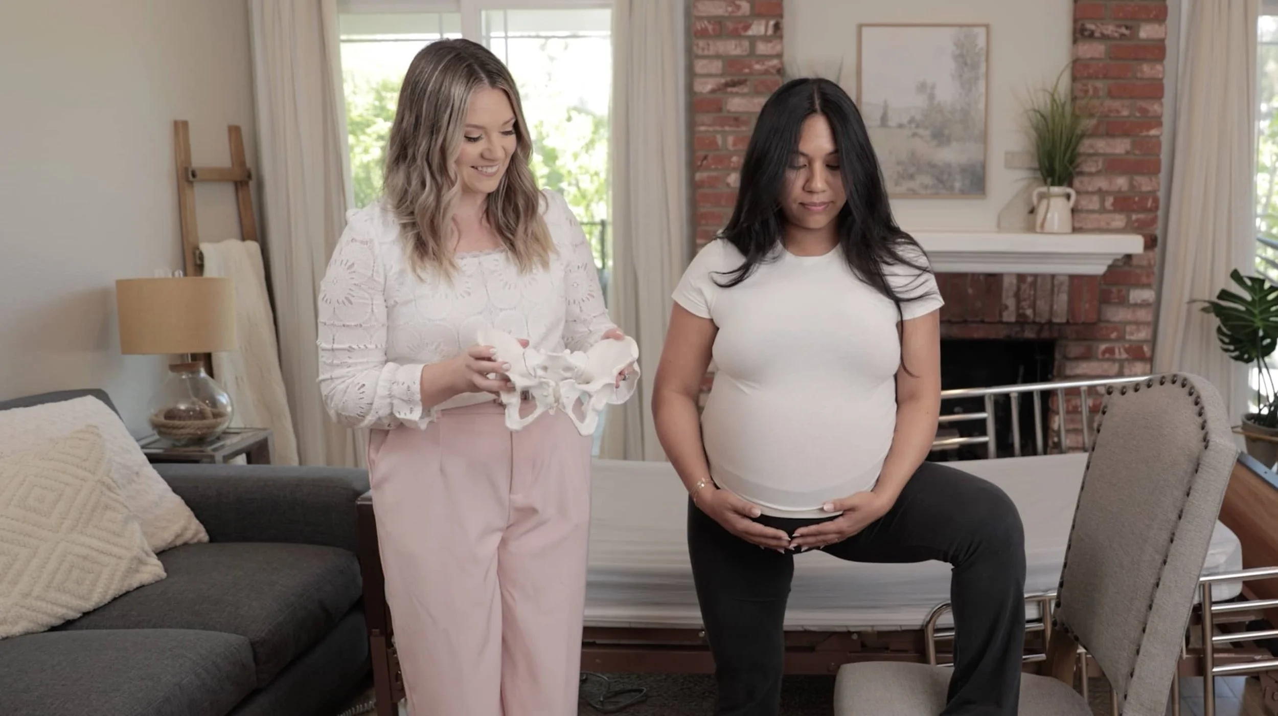A birth doula from The Breezy Doula provides in-person childbirth education to a pregnant mother in Los Angeles.