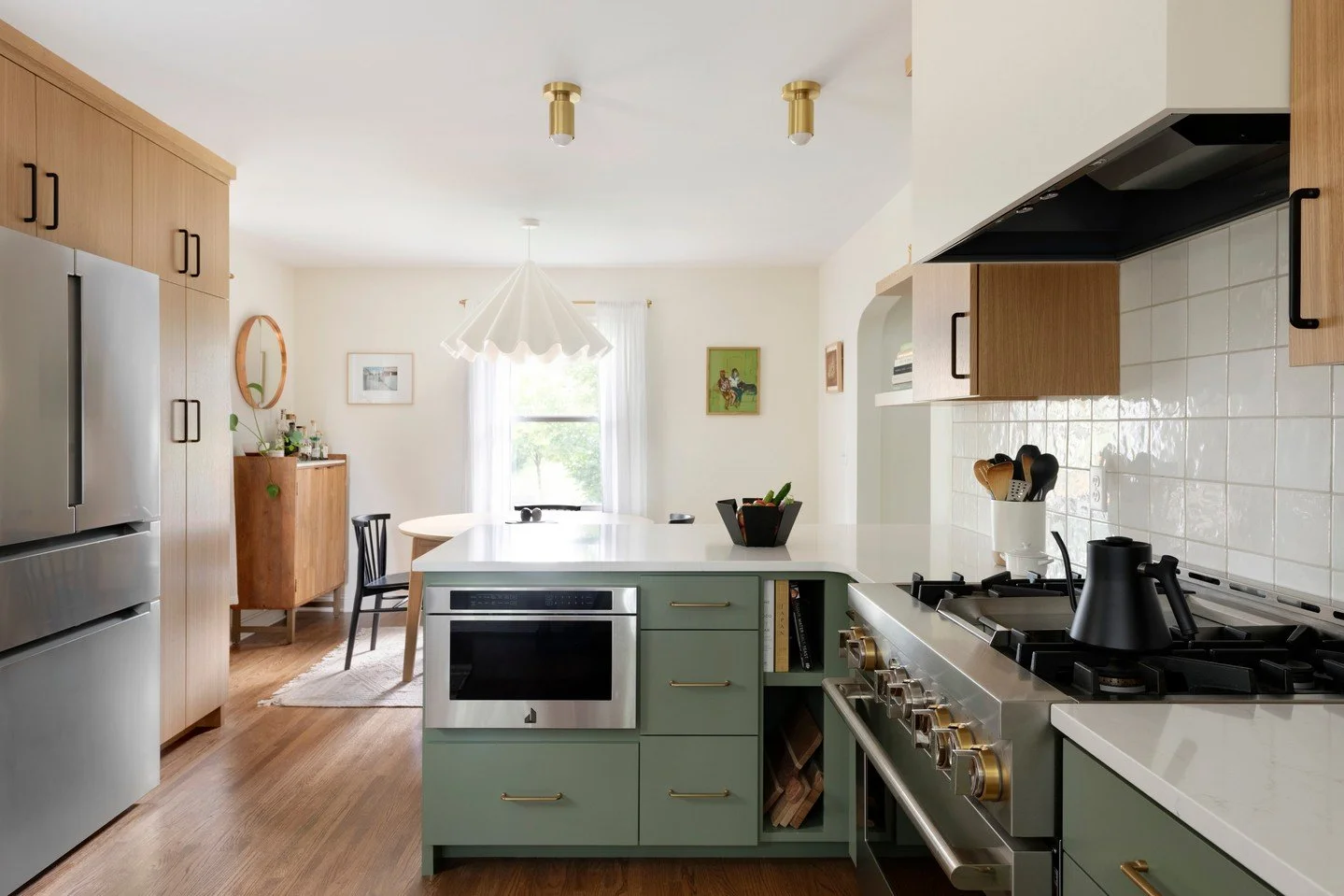 Earth tones and neutrals make this kitchen a home cook's dream! Plenty of counter space and storage make this project a favorite.
ㅤ
We're energized by designing beautiful, functional spaces that serve you. Whether you're updating your kitchen or refr