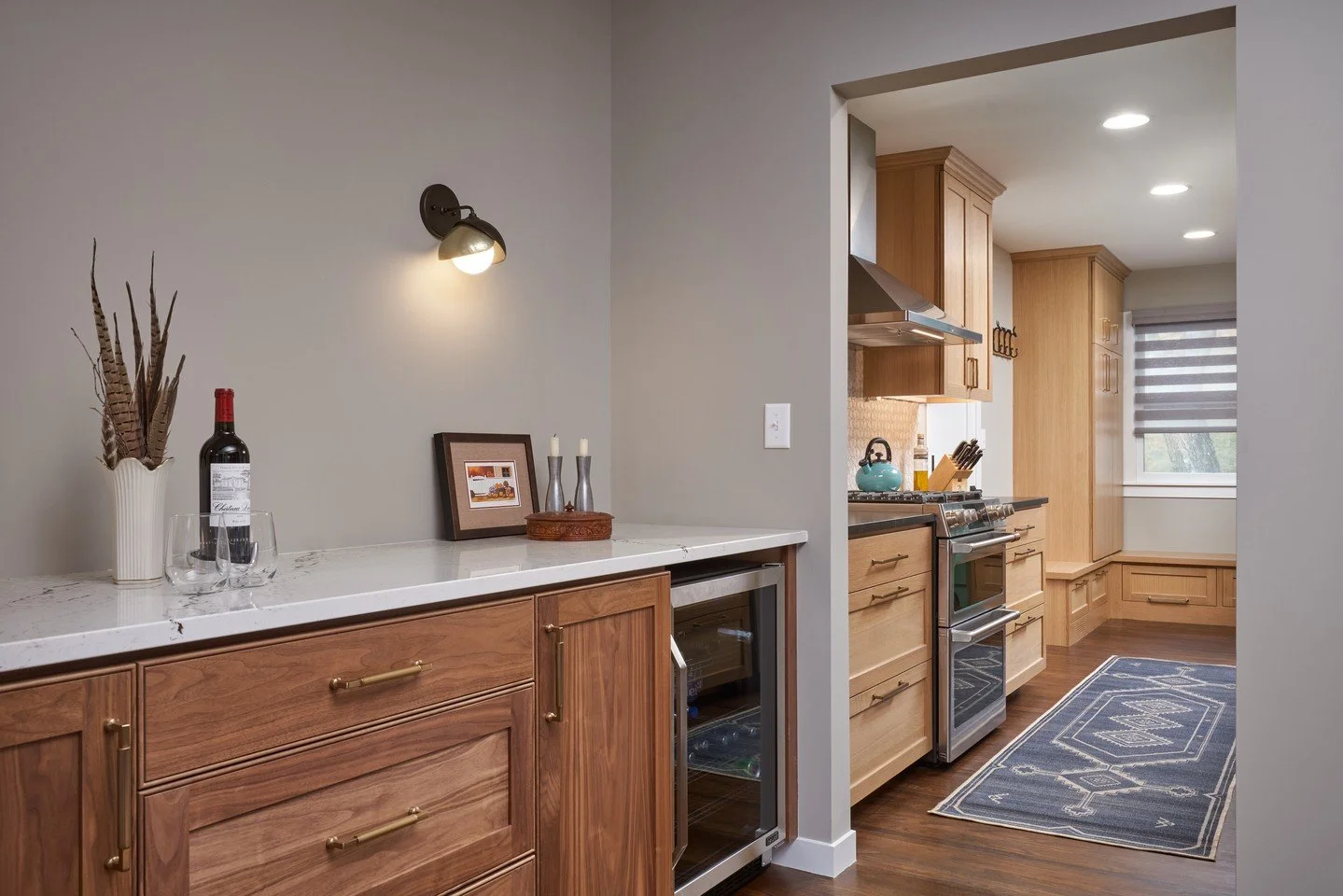 Designed with meticulous attention to flow, this space features a captivating bar area that sets the stage for unforgettable evenings, seamlessly merging into a welcoming, well-equipped kitchen - a stylish, functional blend of aesthetics and convenie