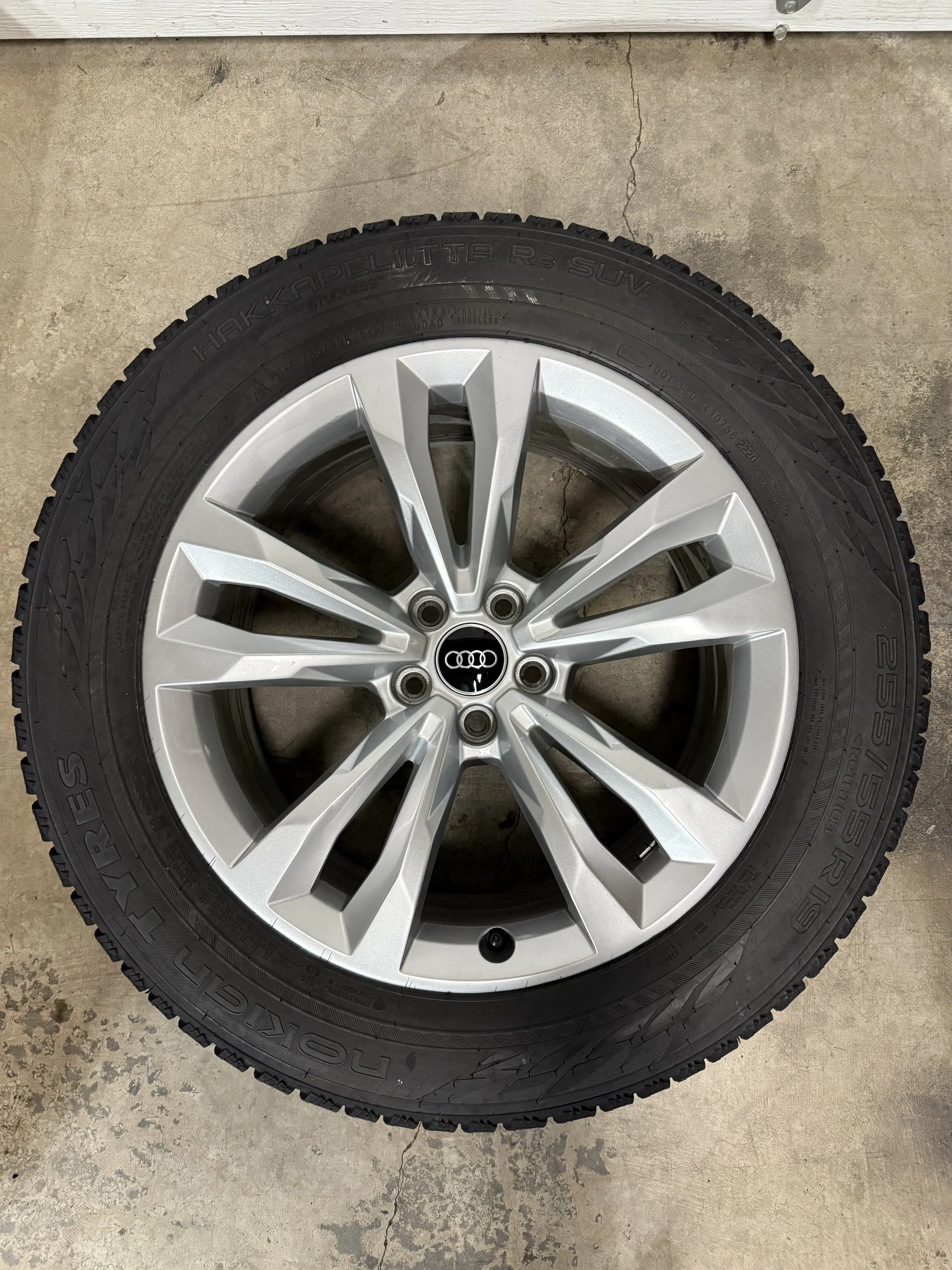 Nokian 255/55-19 XL studies snow tires mounted on Q7 wheels - easy to swap for winter months - 80% tread remaining