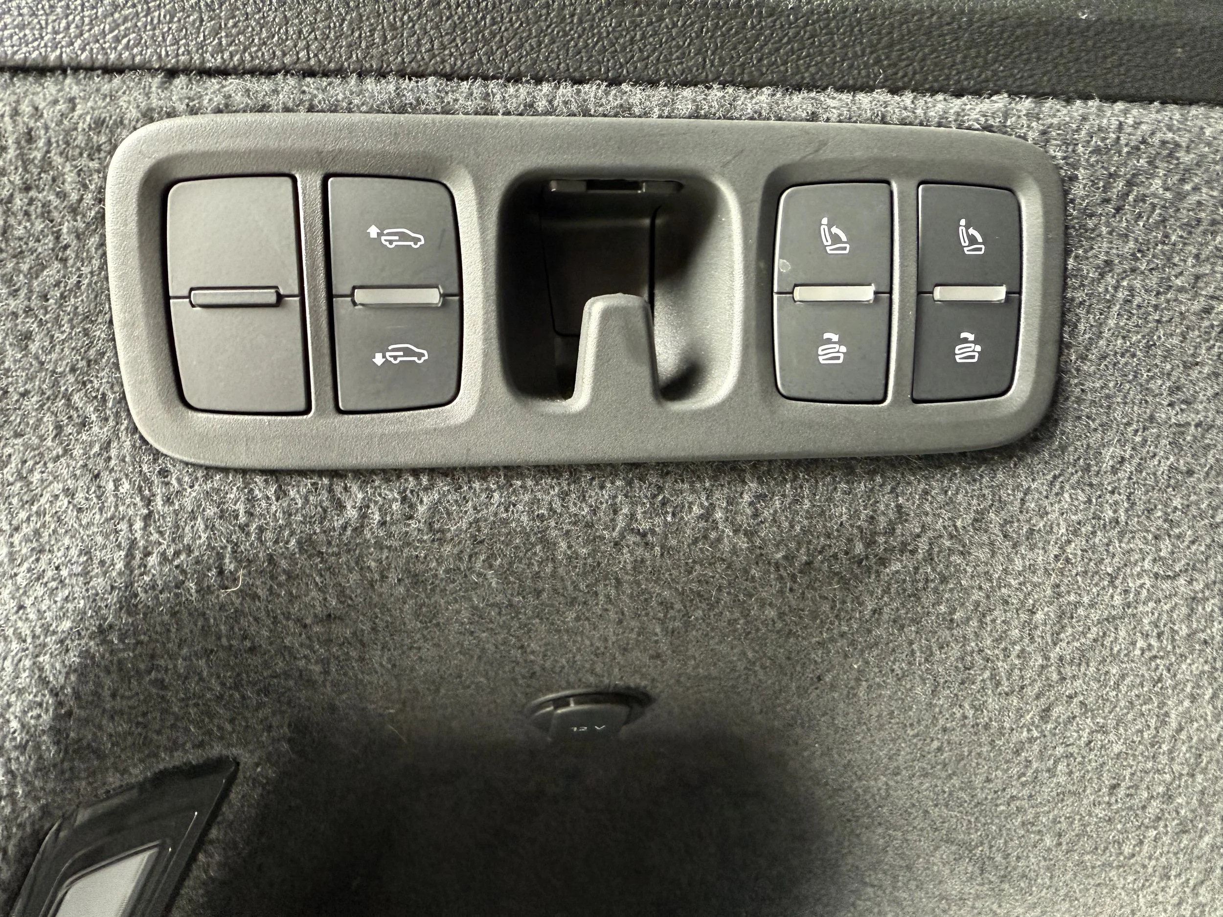 power 3rd row controls and air suspension control to lower trunk height for easy cargo