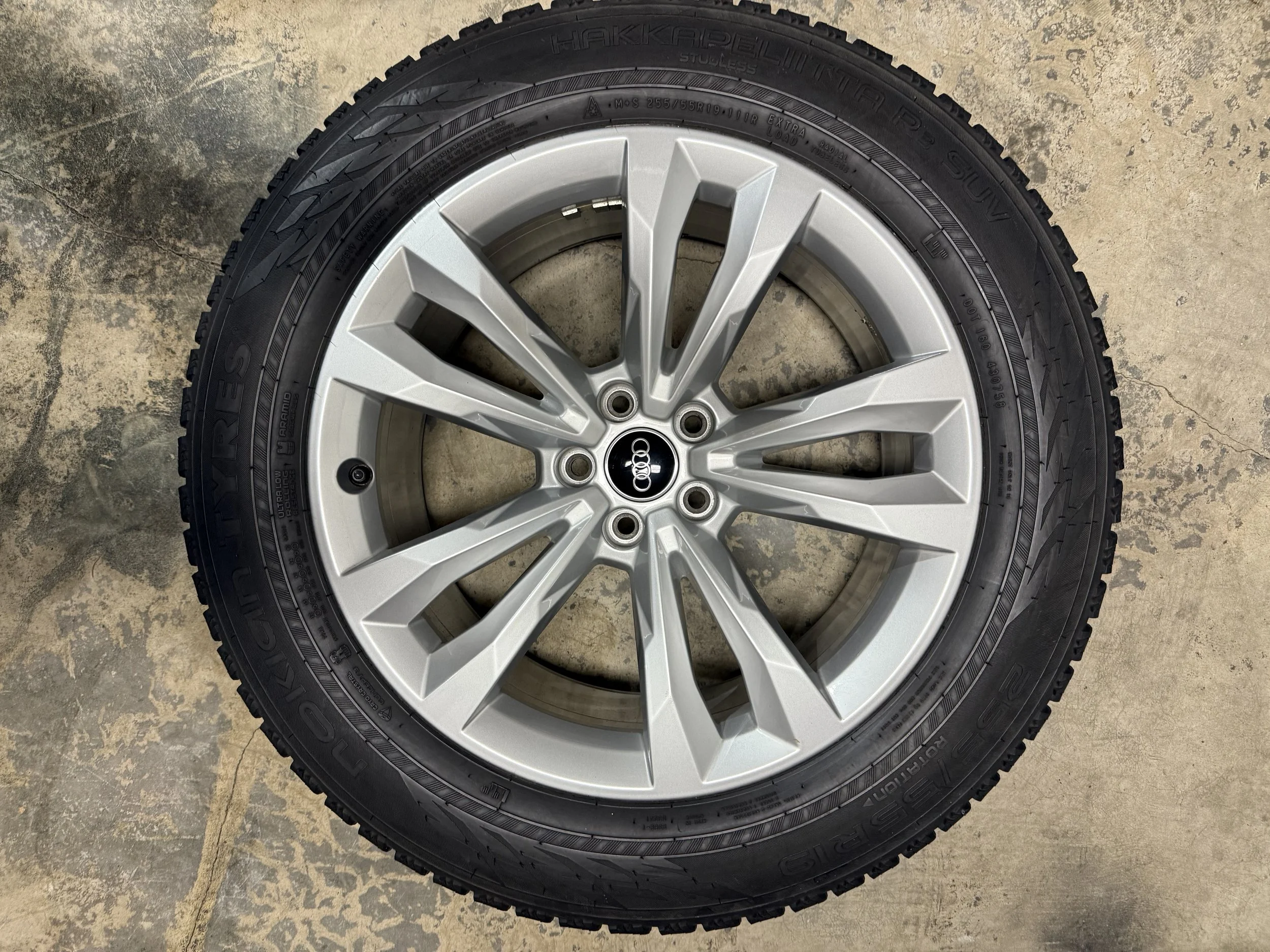 Nokian 255/55-19 XL studies snow tires mounted on Q7 wheels - easy to swap for winter months - 80% tread remaining