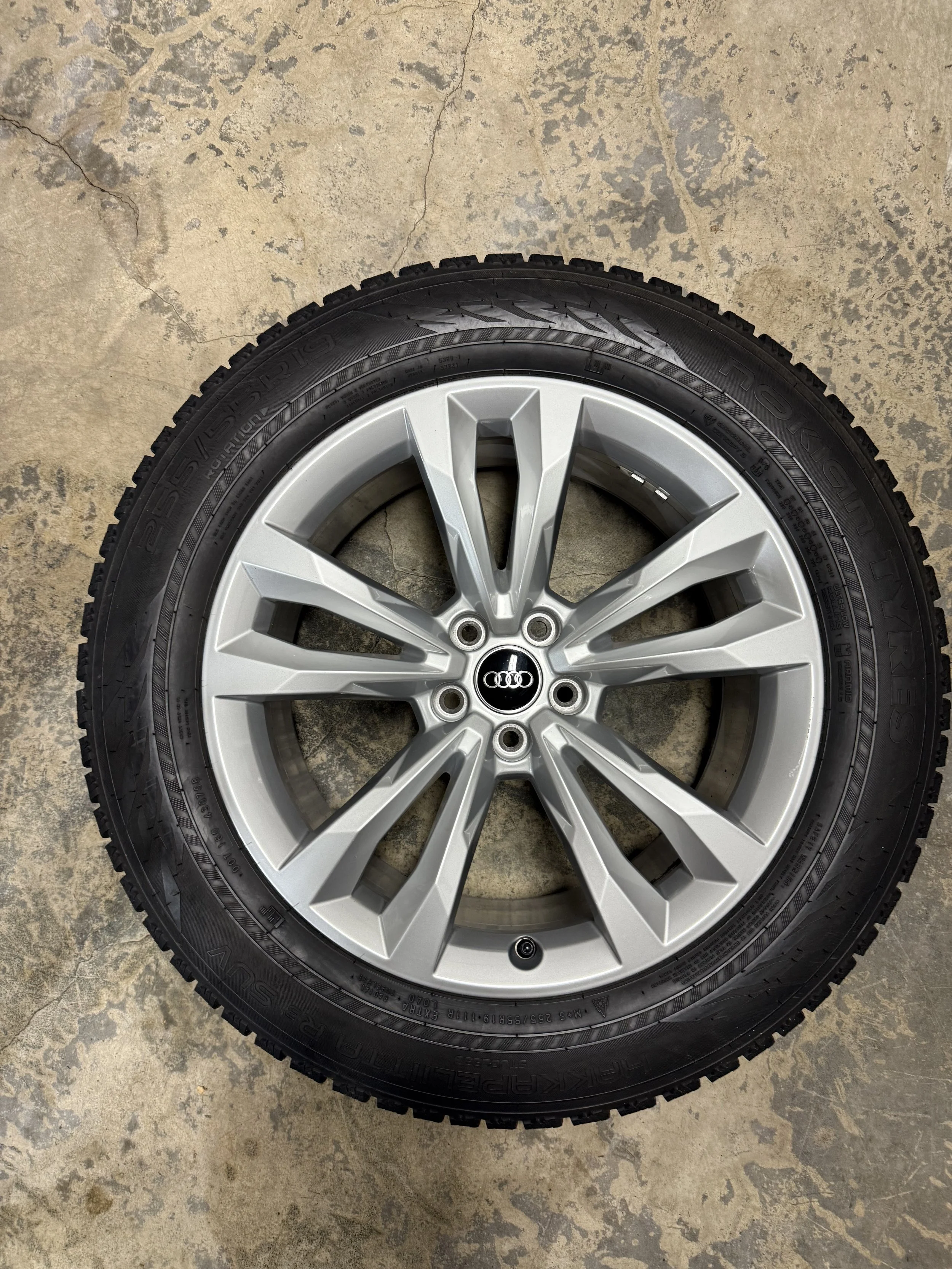 Nokian 255/55-19 XL studies snow tires mounted on Q7 wheels - easy to swap for winter months - 80% tread remaining