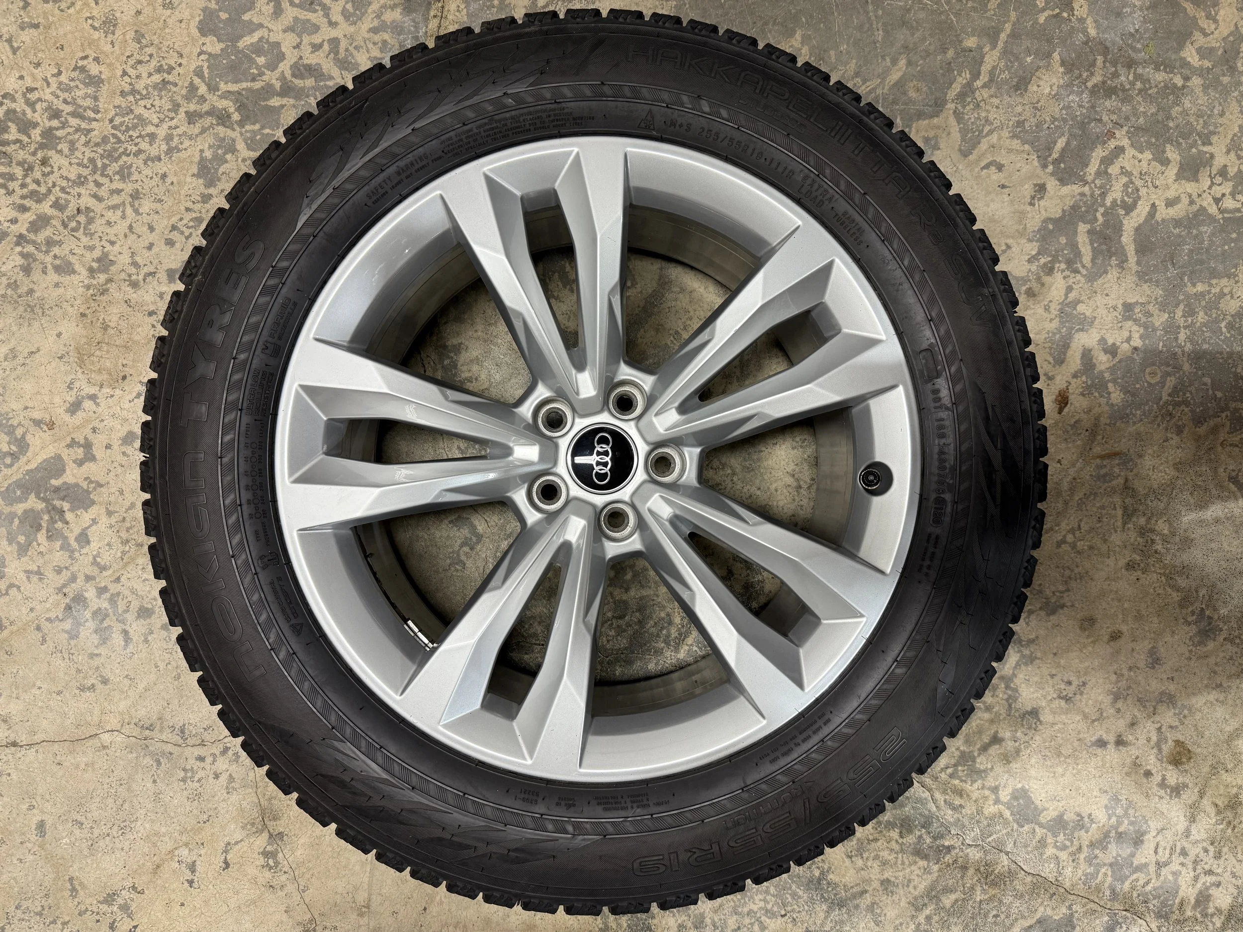 Nokian 255/55-19 XL studies snow tires mounted on Q7 wheels - easy to swap for winter months - 80% tread remaining