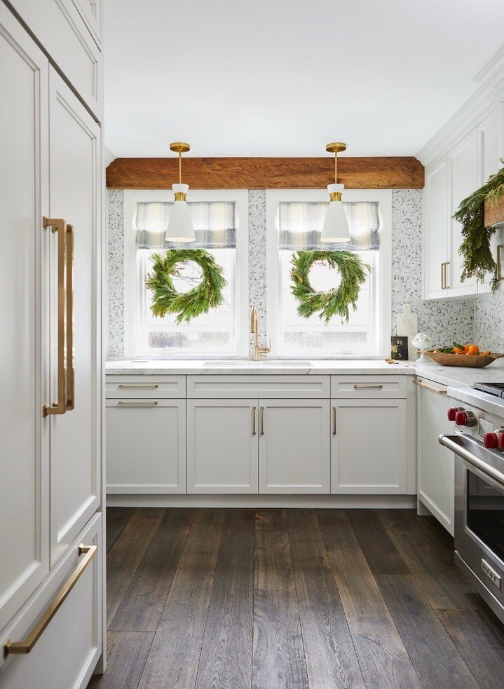 W h i t e  k I t c h e n but give it character and add some holiday spirit ⭐️🎄🎅💫⁣
Project Millington dressed up for the holidays. 

pc: @valeriewilcox 

.
.
.
#christmasdecor #whitekitchen #contemporarywithcharacter #howtoholiday #torontointeriord