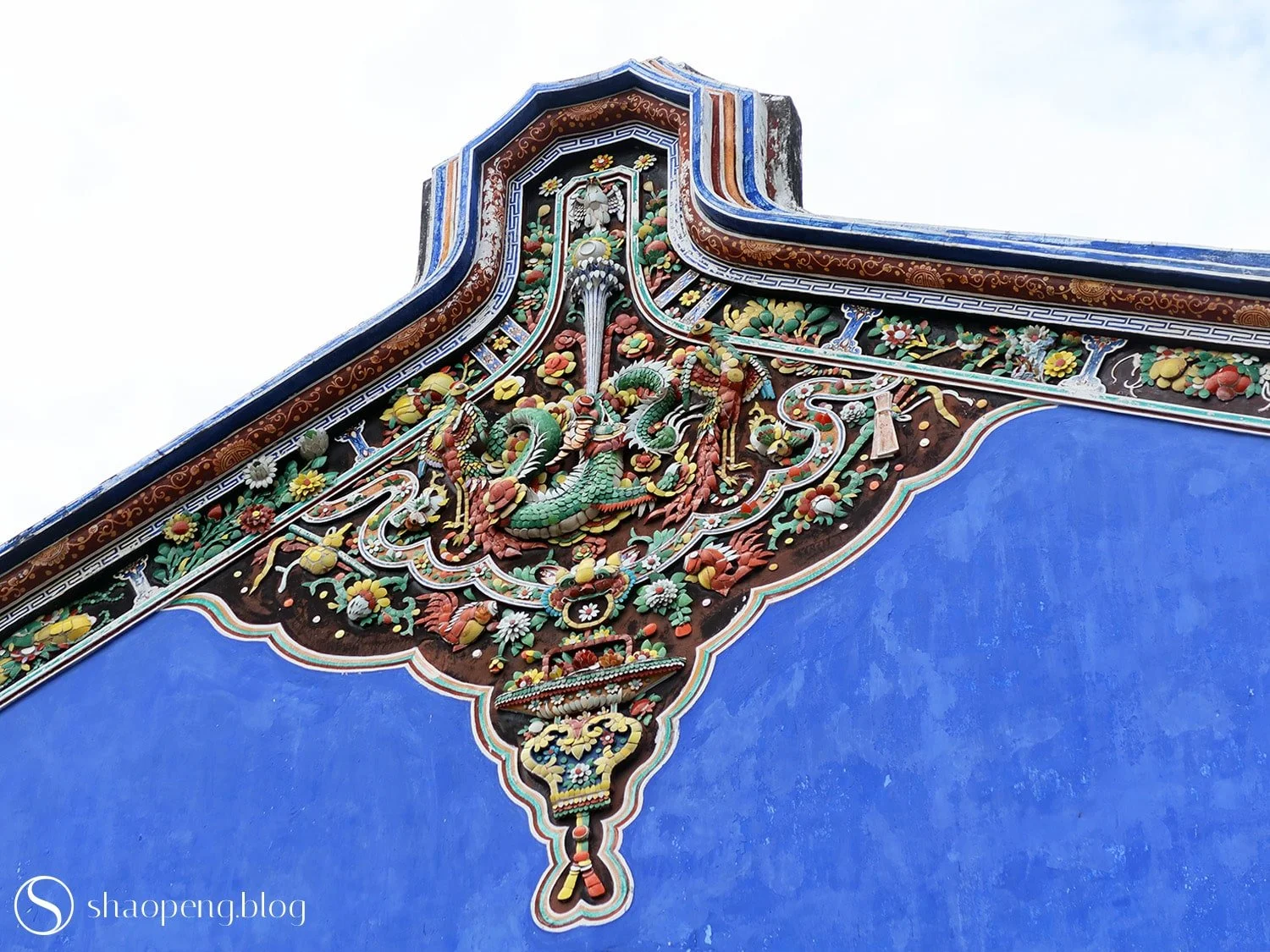 The facade of the Cheong Fatt Tze Mansion is beautifully adorned with jiannian porcelain.