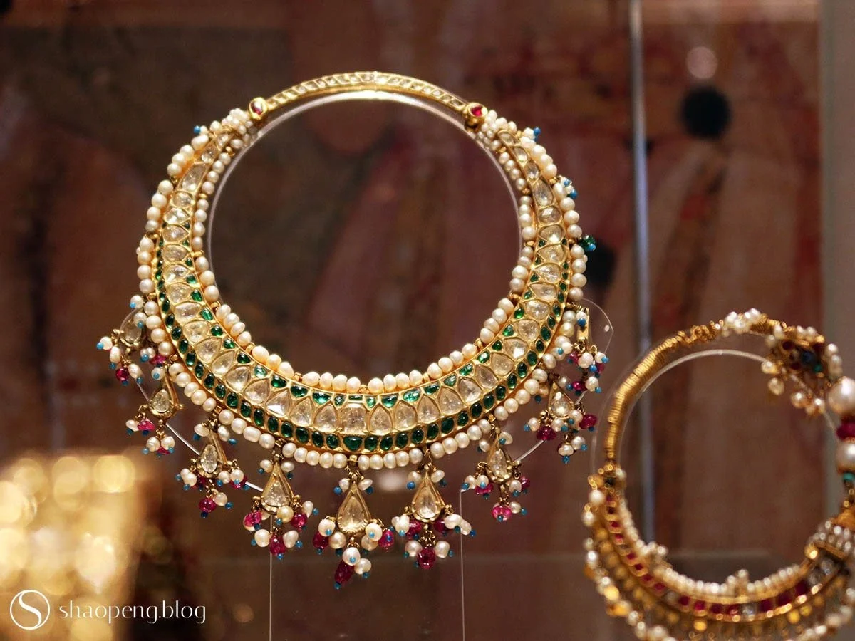 This necklace, featuring diamonds, pearls, emeralds, and rubies, embodies the Mughal aesthetic.