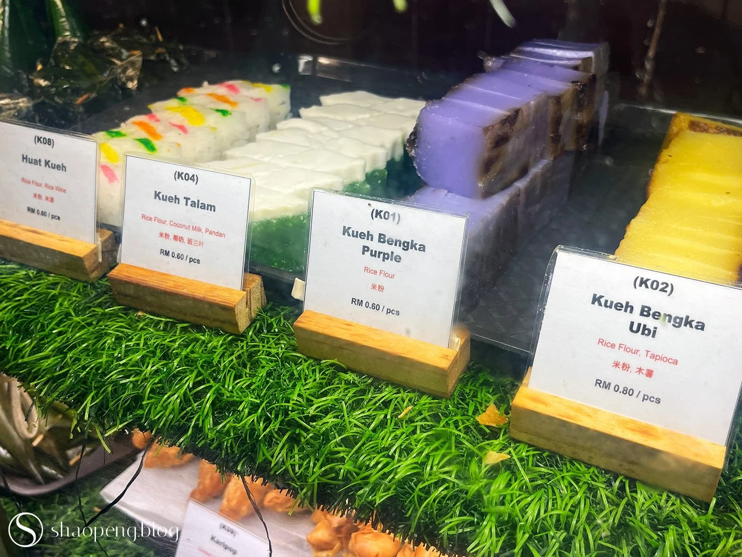 Moh Teng Pheow Nyonya Koay offers a variety of traditional kueh.