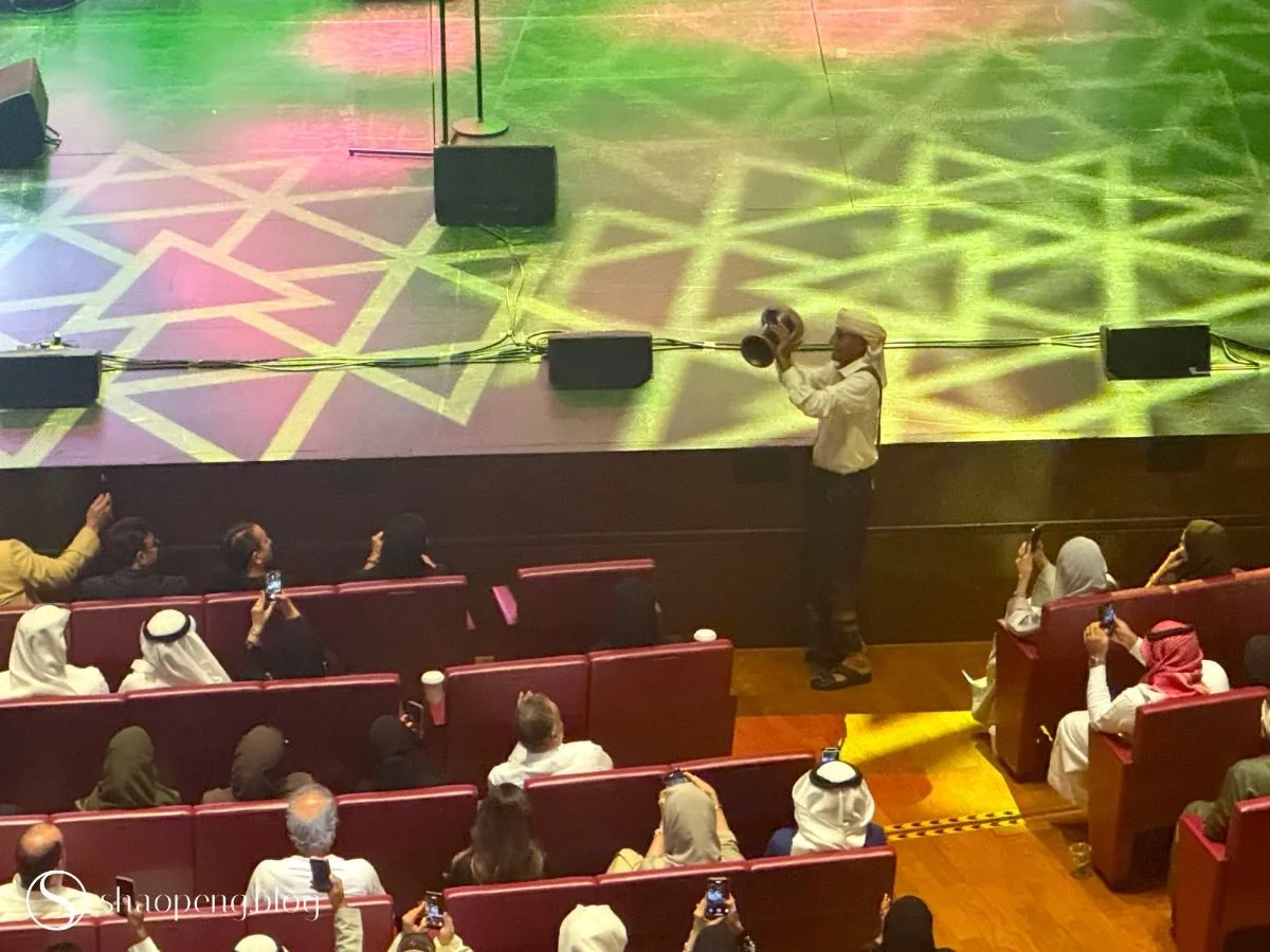 Percussionist plays among audience | Yemenis Orchestra