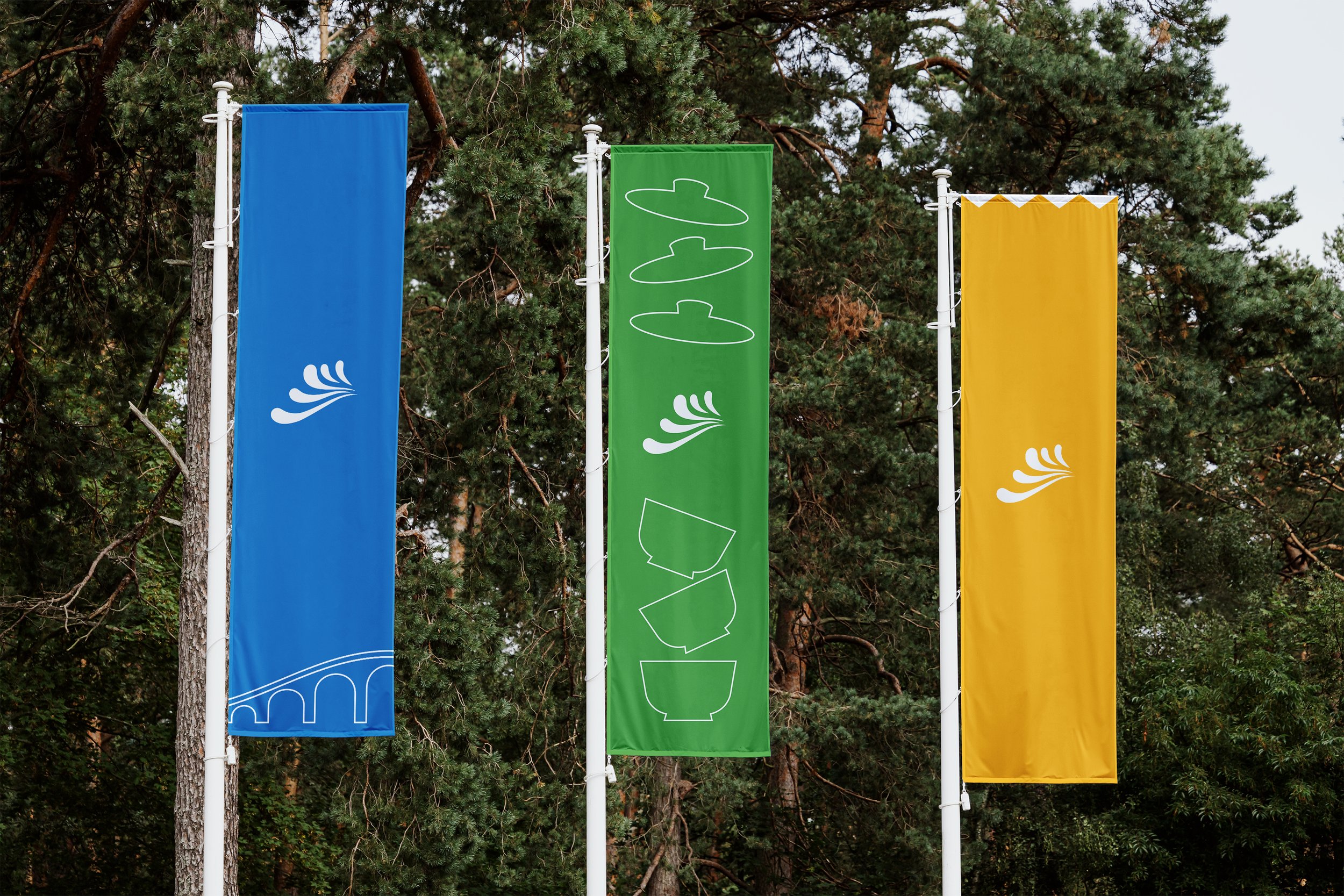 Three_Banner_Flags_back.jpg