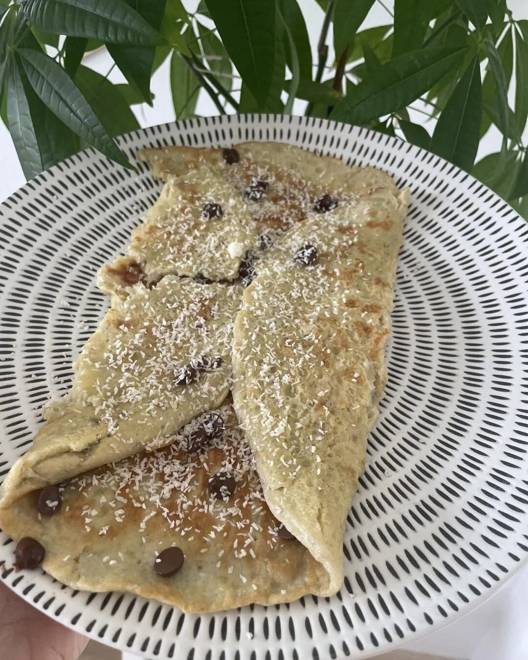 Une id&eacute;e de petit-d&eacute;jeuner healthy 🤩🤩 et super facile ! 

On a juste besoin d&rsquo;une banane, de 2 &oelig;ufs, de p&eacute;pites de chocolat 🍫 noir et de noix de coco r&acirc;p&eacute;e. 

Commencez par &eacute;craser la banane. 
B