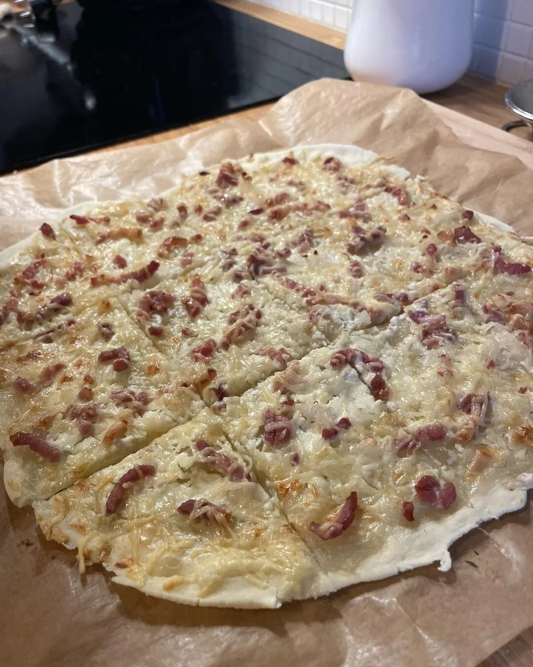 &Agrave; votre avis, qu&rsquo;est-ce que c&rsquo;est ?

C&rsquo;est une recette traditionnelle de la cuisine alsacienne, &agrave; base de p&acirc;te tr&egrave;s fine, agr&eacute;ment&eacute;e de cr&egrave;me fra&icirc;che &eacute;paisse, d&rsquo;oign