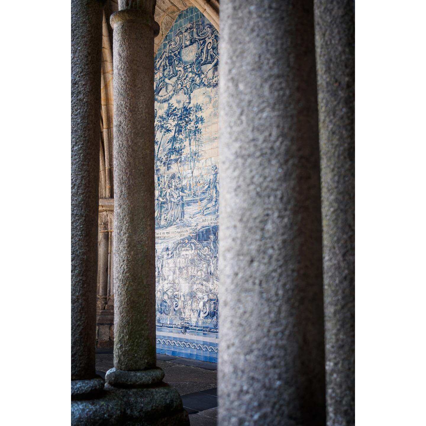 Azulejo of the cathedral - Porto
.
.

#Porto #Portocathedral #romanarchitecture #architecturephotography #Portophotography #azulejophotography  #monumentalarchitecture #travelphotography #photography #photooftheday #Portugalphotography #Azulejos #opo