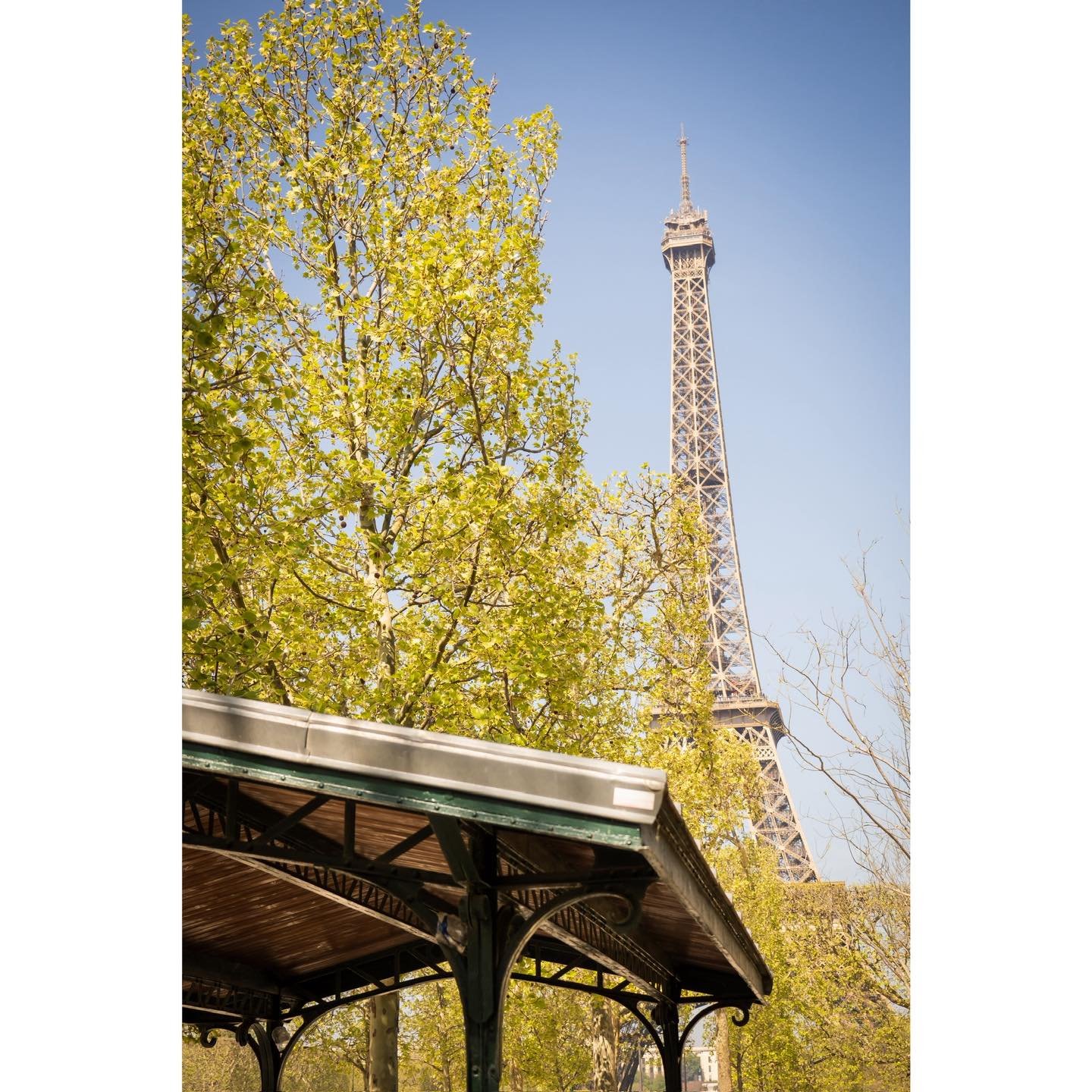 The kiosk of the Lady - Paris
.
.
#Paris #EiffelTower #Trocadero #EiffelTowerParis #streetphotography #ParisFranceofficial #TourEiffel #TourEiffelParis #visitParis #parisiankiosk #picoftheday #photooftheday #bnwphoto #igersParis #ig_Paris #Parismonam