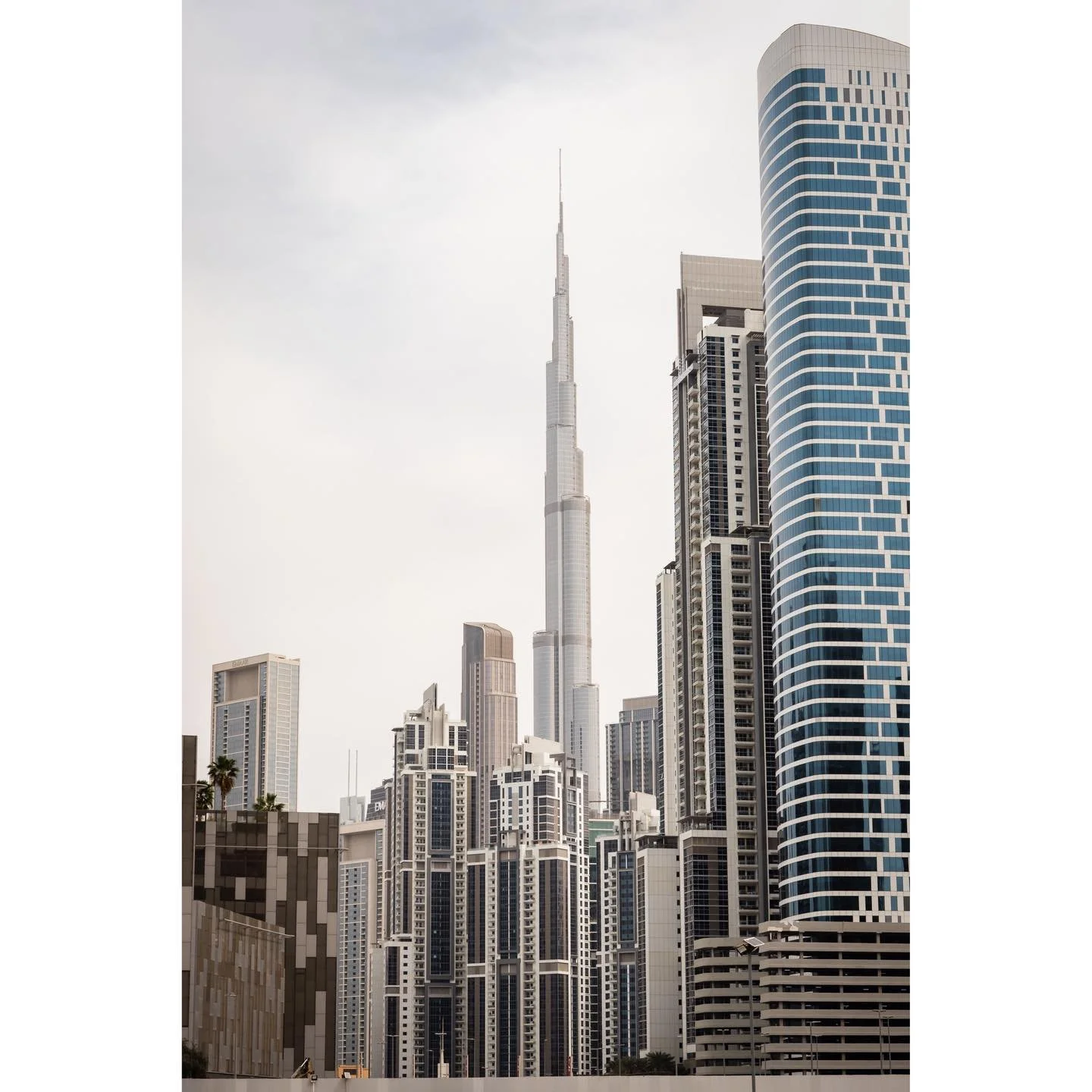 Khalifa Eldorado - Dubai
.
.
#Dubai #Dubaicity #travelphoto #Dubai🇦🇪 #Dubaiskyline #Dubaicity #BurjKhalifa #downtownDubai #BurjKhalifaDubai #urbanphotography #visitDubai #Dubaimood #streetphoto #nightphotography #Dubaicity #photooftheday #travelpho