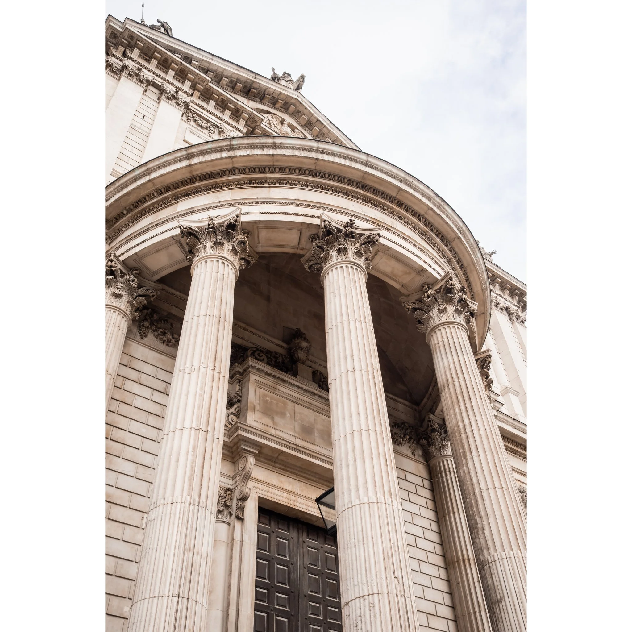 Classical lines &mdash; London
.
.
#London #StPaulsCathedral #LondonPhotography #LondonLife
#VisitLondon #LondonCity #IGLondon #LondonShots #LondonViews
#ArchitecturePhotography #ArchitectureLovers #ClassicalArchitecture #HistoricArchitecture
#Column