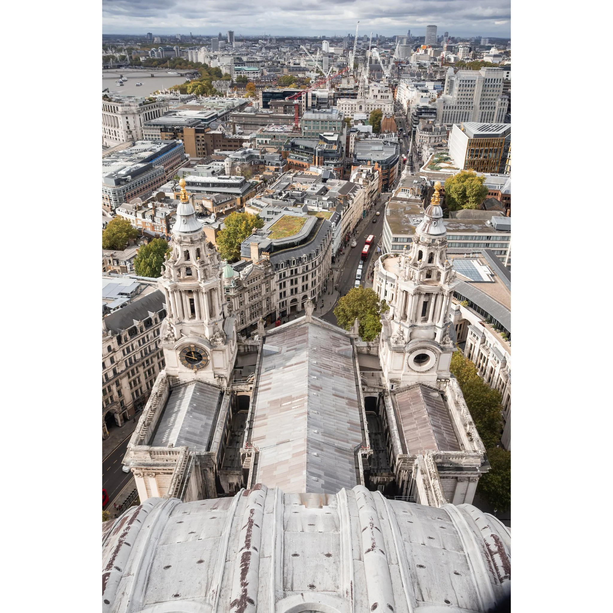 Above the city between two towers &mdash; London
.
.
#London #StPauls #StPaulsCathedral #LondonPhotography #LondonLife
#VisitLondon #LondonCity #IGLondon #LondonShots #LondonViews
#Cityscape #UrbanPhotography #ArchitecturePhotography #ArchitectureLov
