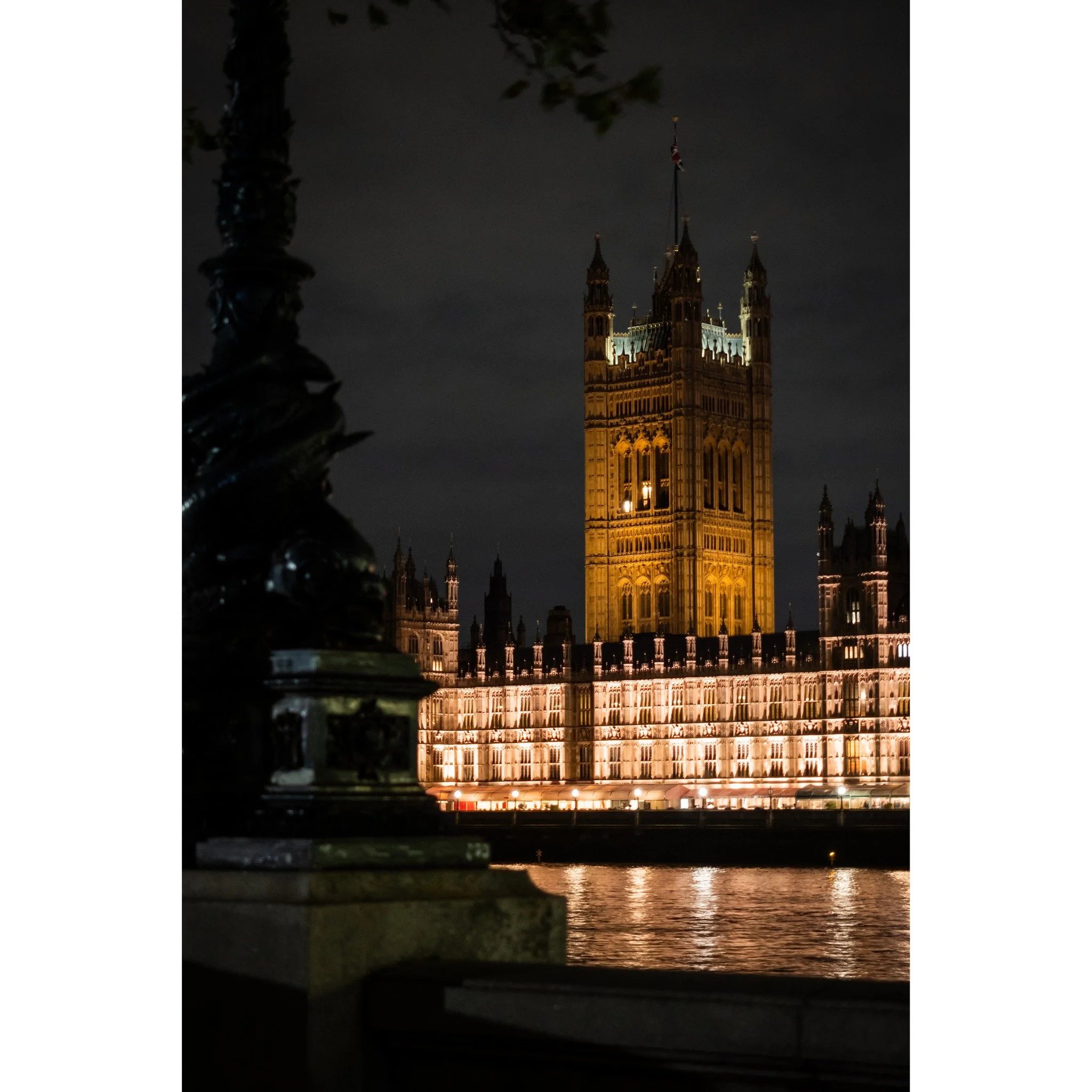 When the city slows down &mdash; London
.
.
#London #BigBen #Westminster #LondonNight #LondonPhotography
#LondonLife #VisitLondon #LondonCity #IGLondon #LondonShots
#LondonViews #Cityscape #UrbanPhotography #NightPhotography
#ArchitecturePhotography 