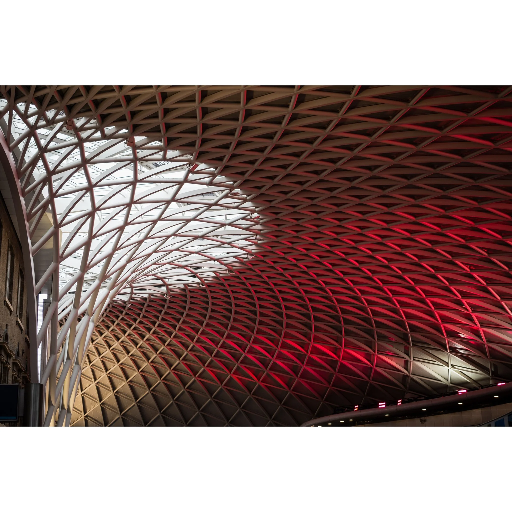 Where light shapes the structure &mdash; London
.
.
#London #KingsCross #LondonPhotography #LondonLife #VisitLondon
#LondonCity #IGLondon #LondonShots #LondonViews #UrbanPhotography
#ArchitecturePhotography #ModernArchitecture #ArchitectureLovers
#De