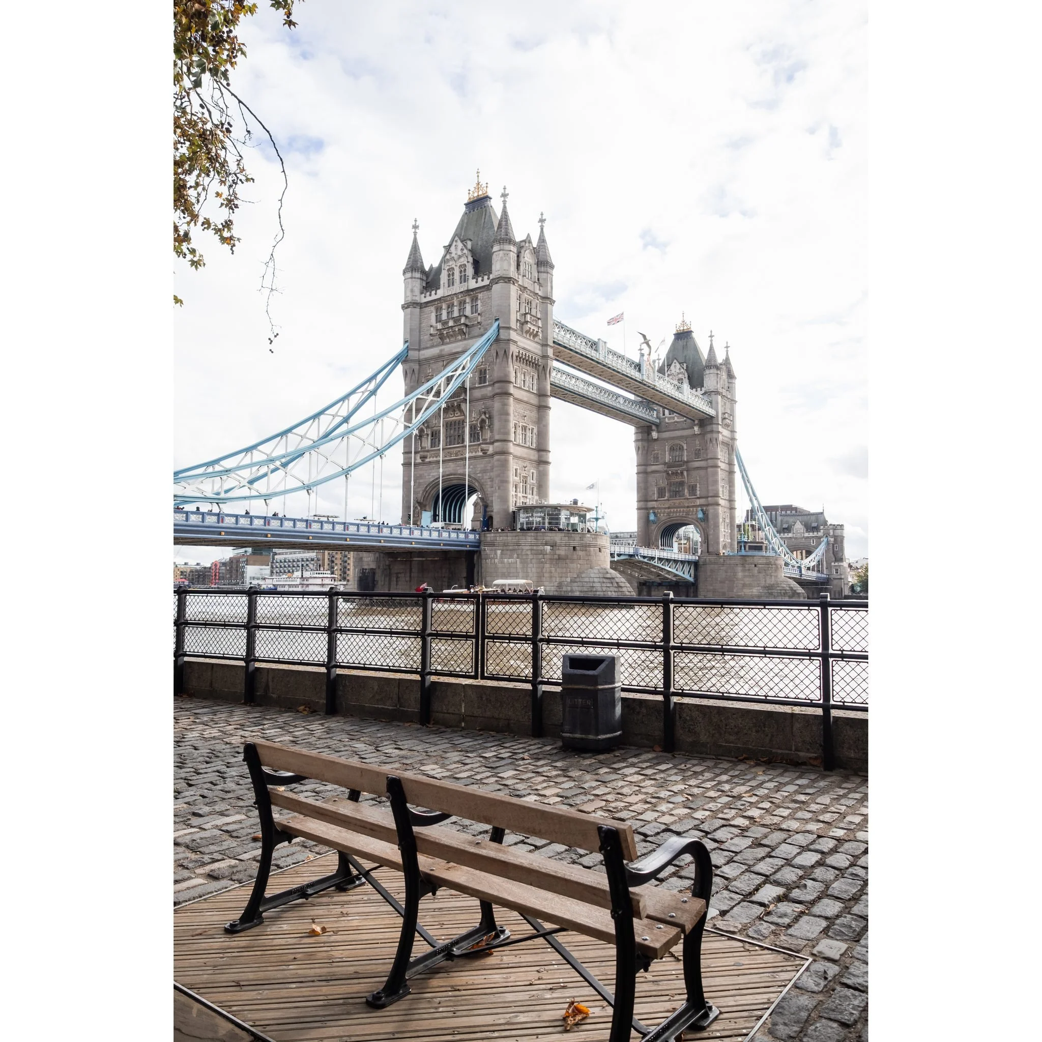 A quiet seat by the river &mdash; London
.
.
#London #TowerBridge #LondonPhotography #LondonLife #VisitLondon
#LondonCity #IGLondon #LondonShots #LondonViews #UrbanPhotography
#ArchitecturePhotography #ArchitectureLovers #CityDetails #RiverThames
#Tr