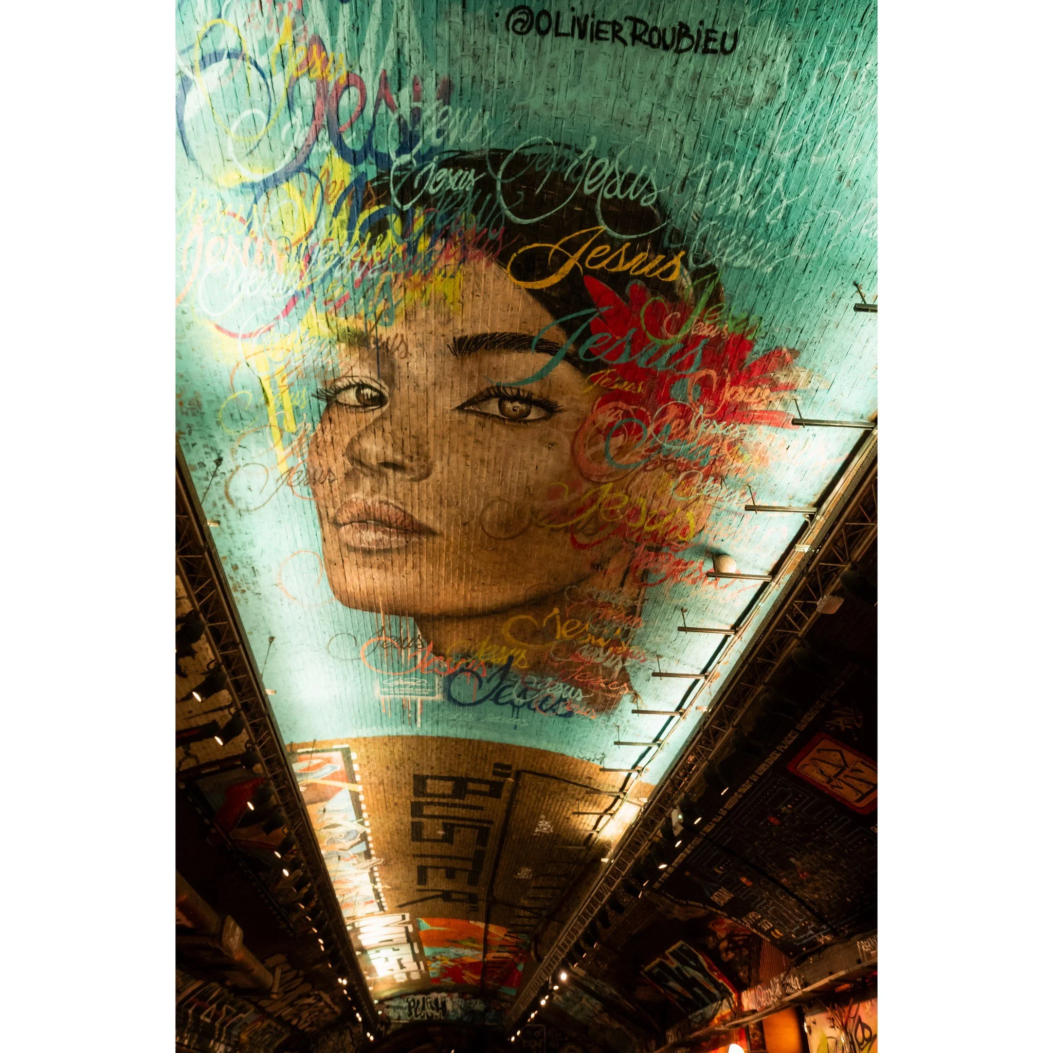 Her gaze above the underground &mdash; London
.
.
#London #StreetArt #UrbanArt #LondonPhotography #LondonLife
#IGLondon #LondonShots #LondonViews #UrbanPhotography
#StreetPhotography #CityDetails #UndergroundArt #GraffitiArt
#ArtOfVisuals #MoodyGrams