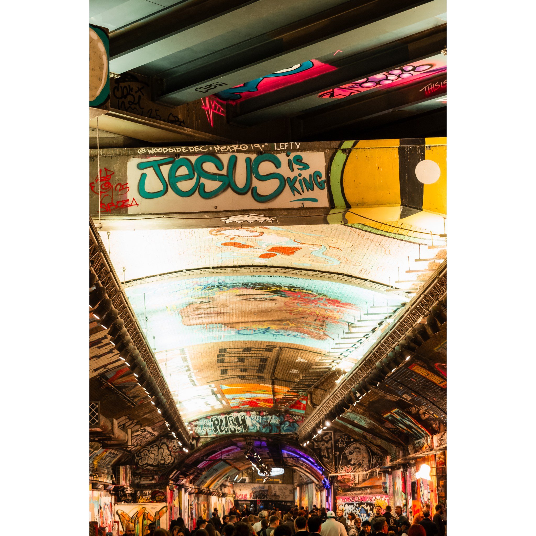 Where the city paints itself &mdash; London
.
.
#London #StreetArt #UrbanArt #LondonPhotography #LondonLife
#IGLondon #LondonShots #LondonViews #UrbanPhotography
#StreetPhotography #CityDetails #UndergroundArt #GraffitiArt
#ArtOfVisuals #MoodyGrams #