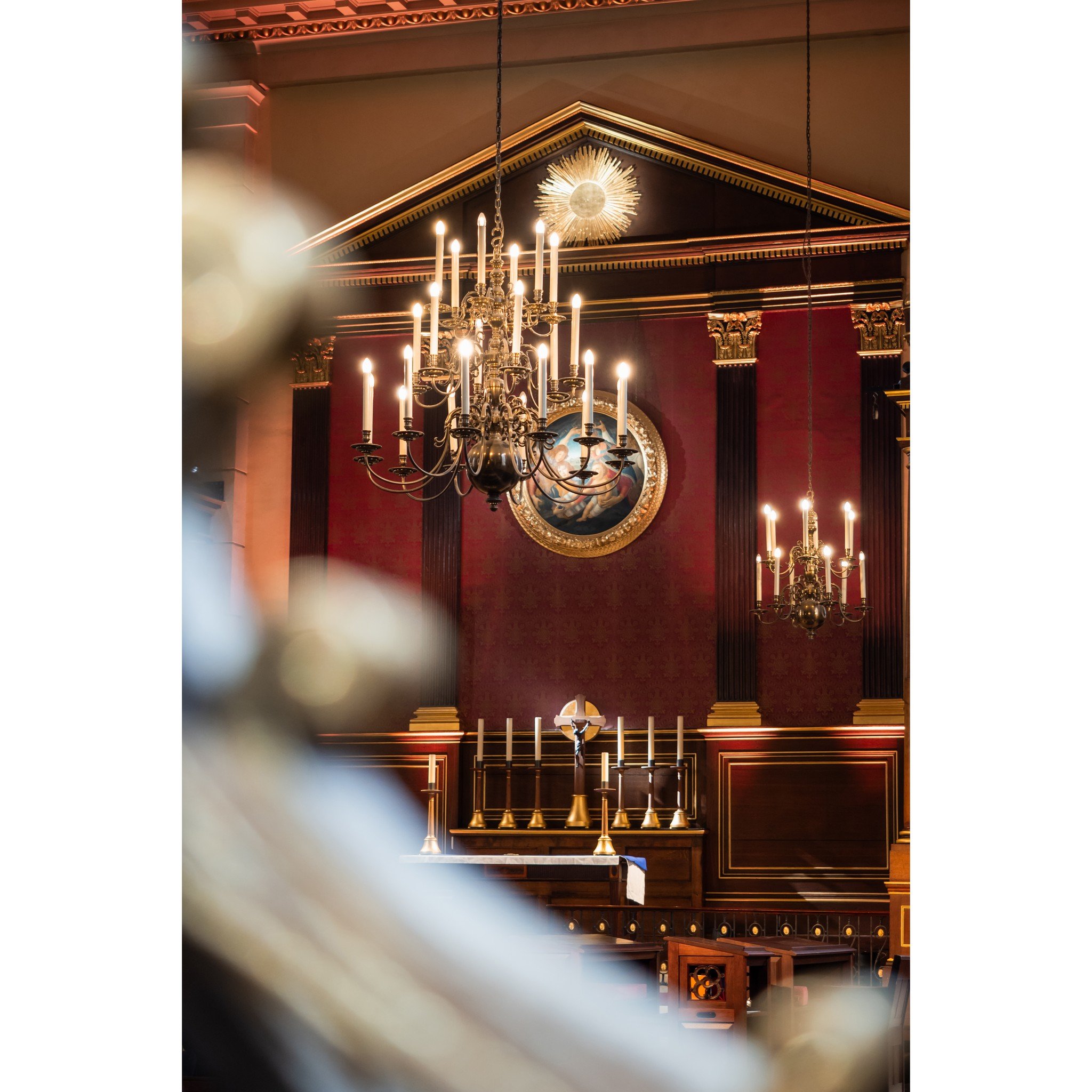 A quiet light inside Covent Garden &mdash; London
.
.
#London #CoventGarden #StPaulsChurch #LondonPhotography #LondonLife
#VisitLondon #LondonCity #IGLondon #LondonShots #LondonViews
#ArchitecturePhotography #InteriorPhotography #ChurchArchitecture
#