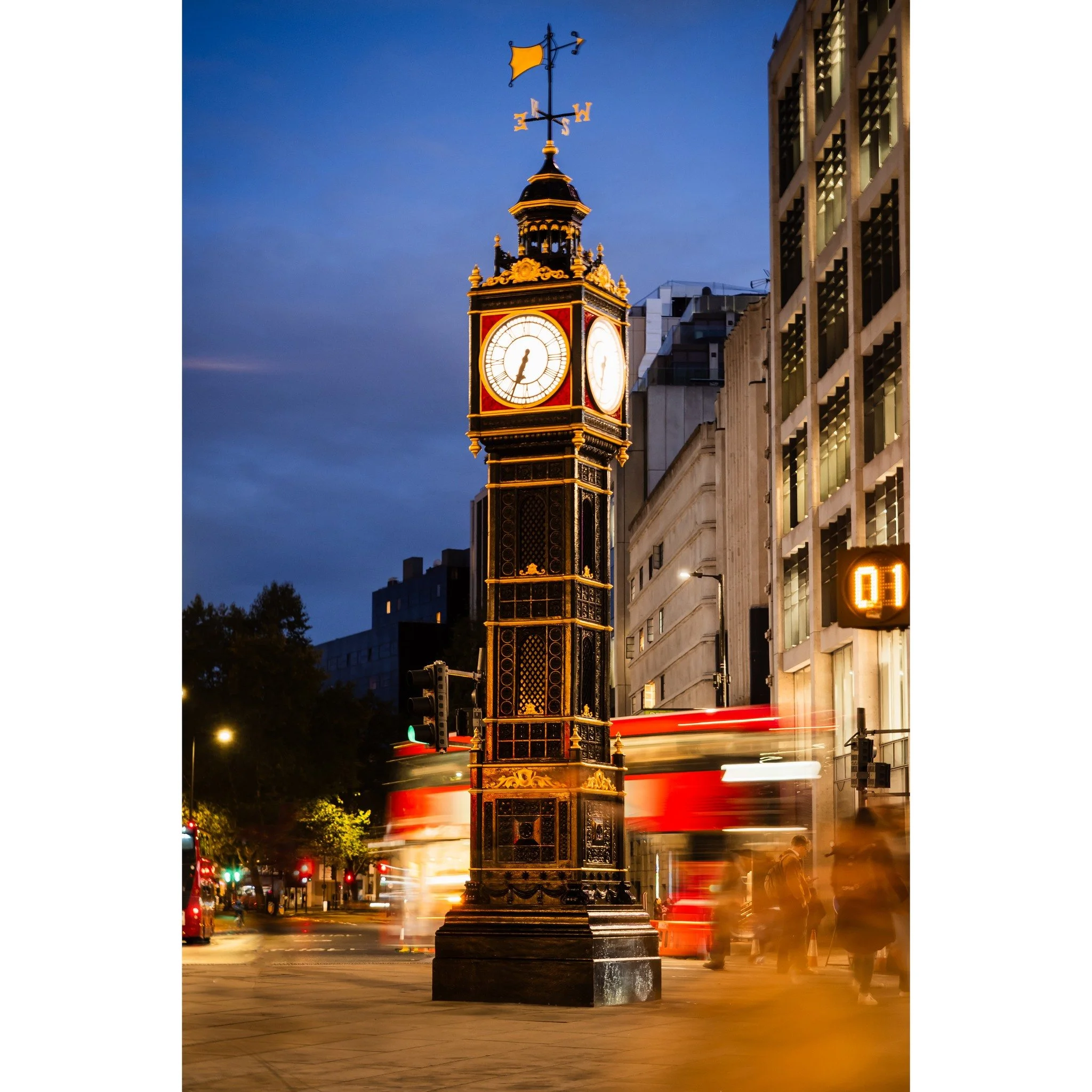Time keeps moving in the heart of London - London
.
.
#London #LondonPhotography #LondonLife
#VisitLondon #LondonCity #IGLondon #LondonShots #LondonViews
#StreetPhotography #UrbanPhotography #CityLife #CityDetails
#ArchitectureLovers #MoodyGrams #Art