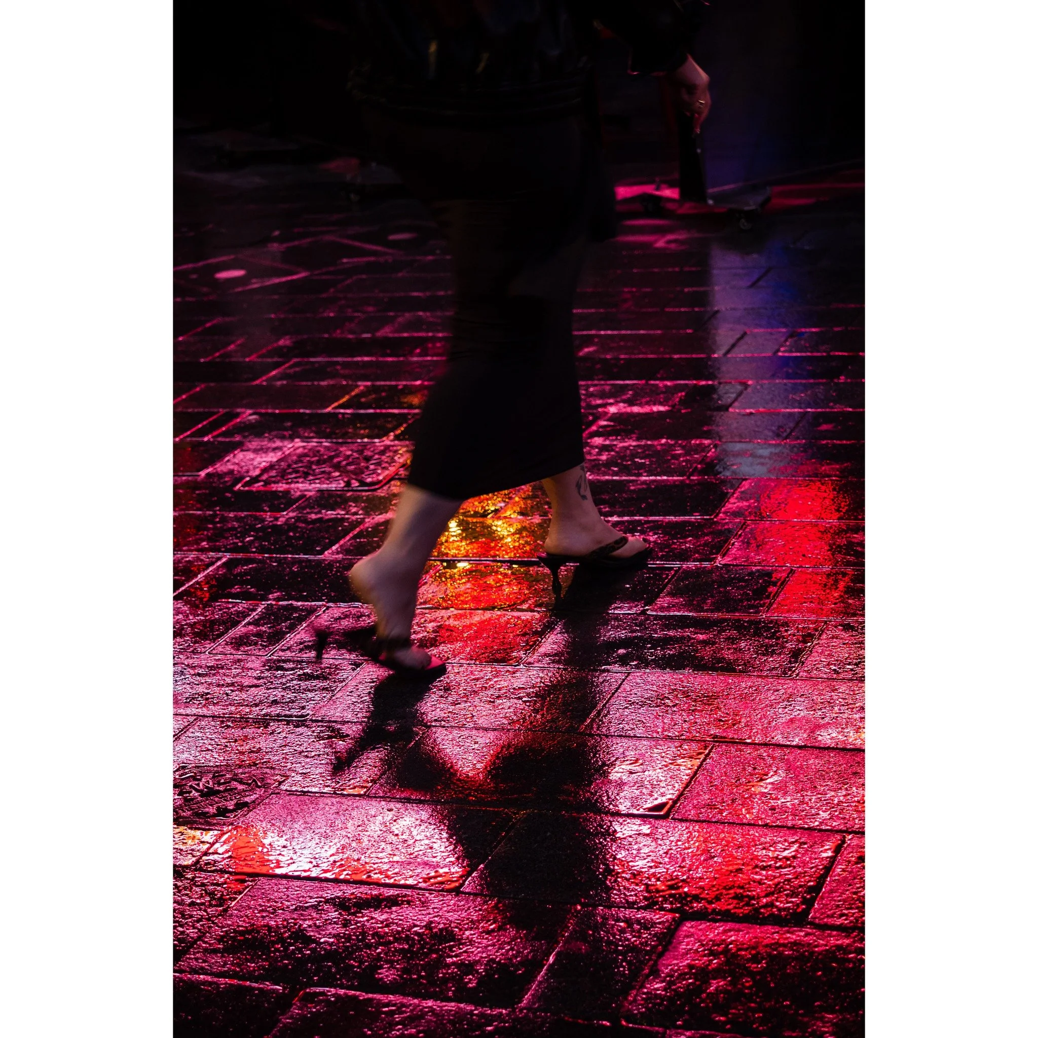 Neon reflections on a rainy London night - London
.
.
#London #LondonPhotography #LondonLife
#VisitLondon #LondonCity #IGLondon #LondonShots #LondonViews
#StreetPhotography #UrbanPhotography #StreetMood #CityLife
#NightPhotography #RainyNight #NeonLi
