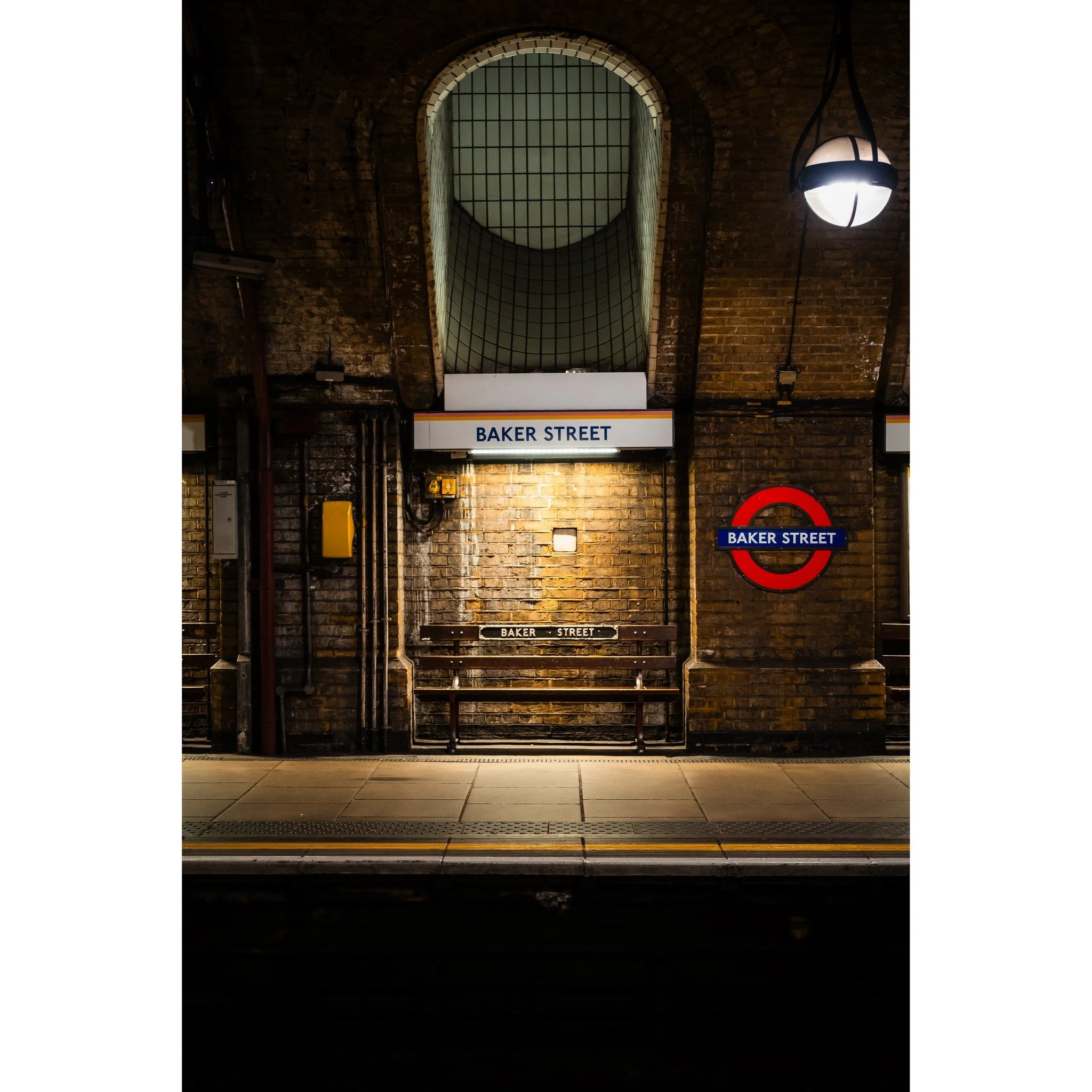 A quiet stop at Baker Street underground - London
.
.
#London #BakerStreet #LondonUnderground #Tube
#LondonPhotography #LondonLife #VisitLondon
#LondonCity #IGLondon #LondonShots #LondonViews
#StreetPhotography #UrbanPhotography #CityDetails
#Archite