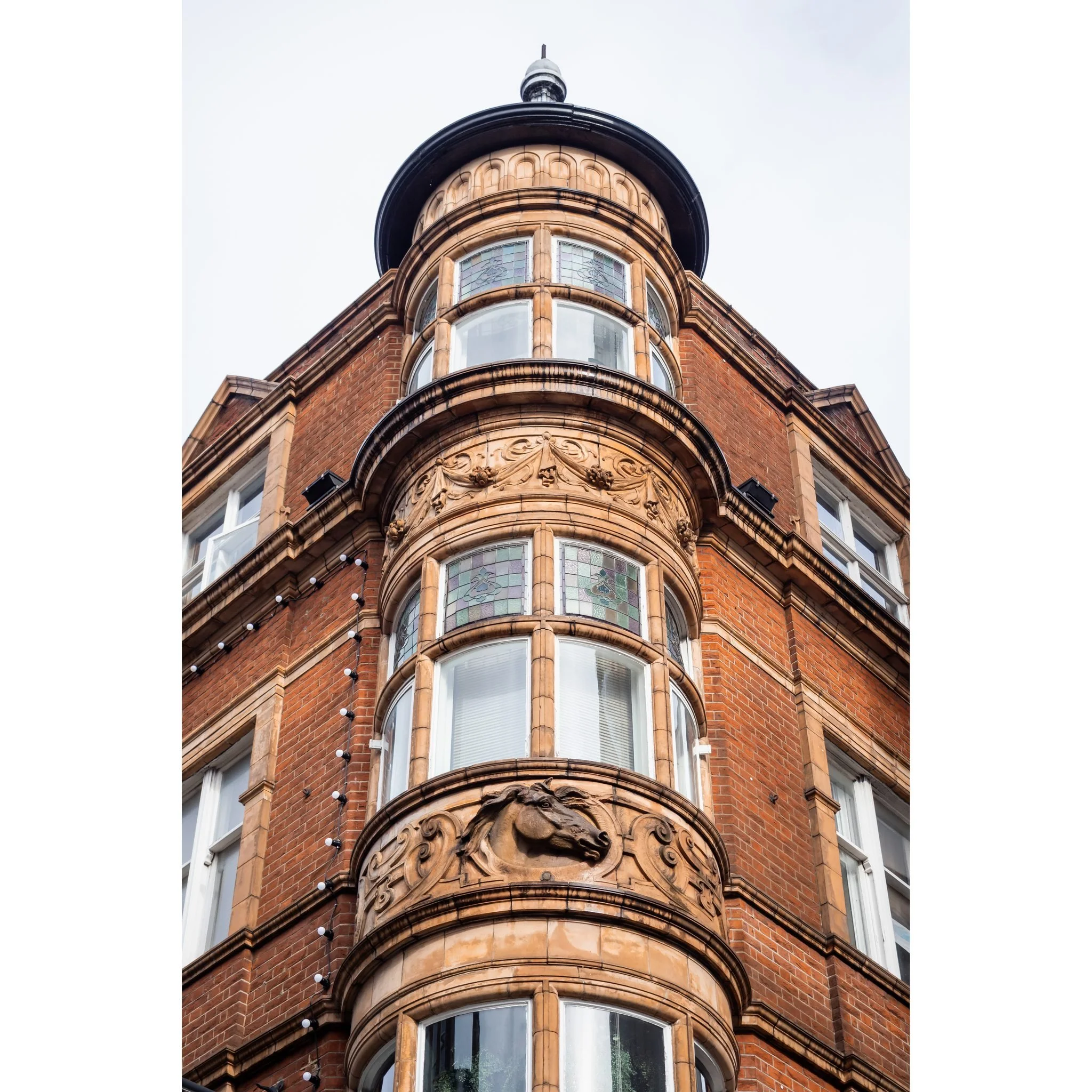 Curves and stories carved in brick and stone - London
.
.
#London #LondonPhotography #LondonLife
#VisitLondon #IGLondon #LondonShots #LondonViews
#ArchitectureLovers #HistoricBuildings #UrbanDetails
#CityDetails #MinimalMood #MoodyGrams
#ArtOfVisuals