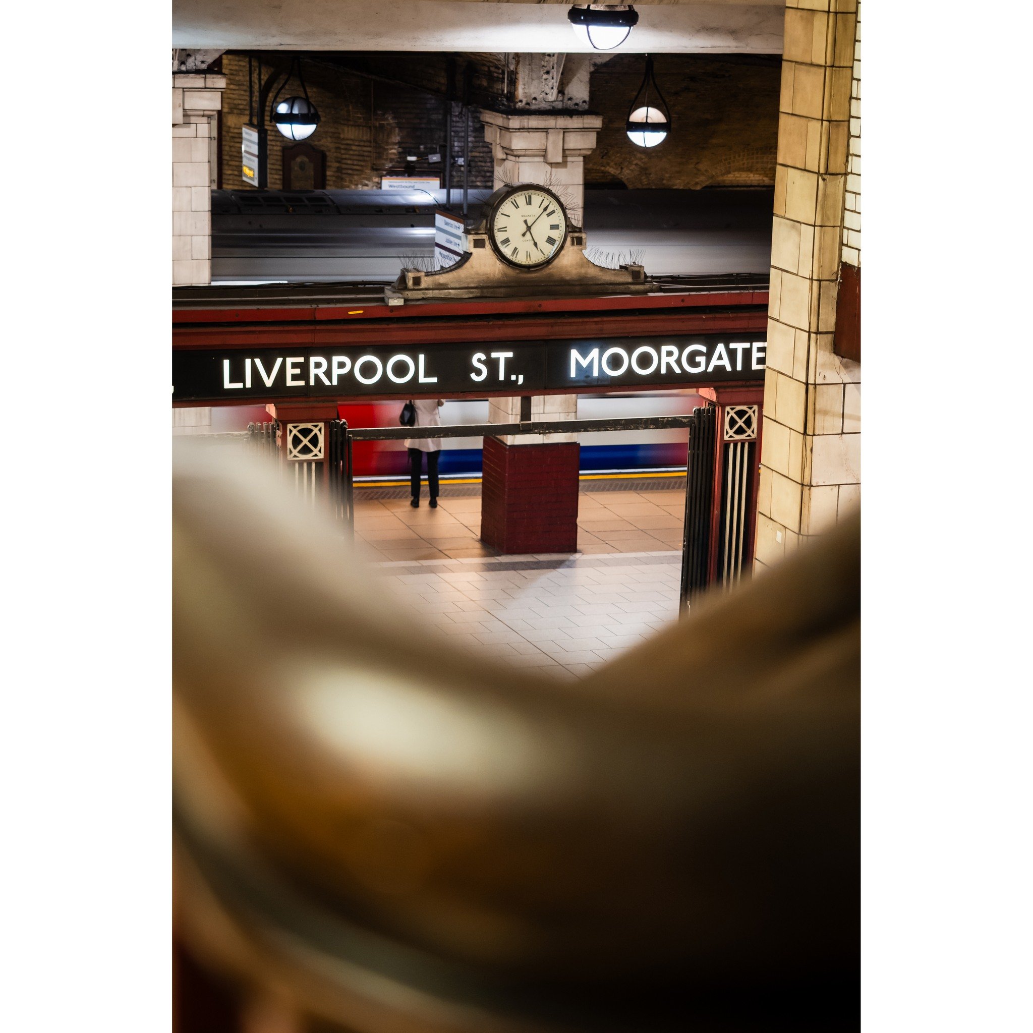 Framed in motion yet standing still - London
.
.
#London #LondonPhotography #LondonLife
#VisitLondon #IGLondon #LondonShots #LondonViews
#StreetPhotography #UrbanPhotography #CityLife
#Underground #LondonUnderground #CityMoments
#MinimalMood #MoodyGr