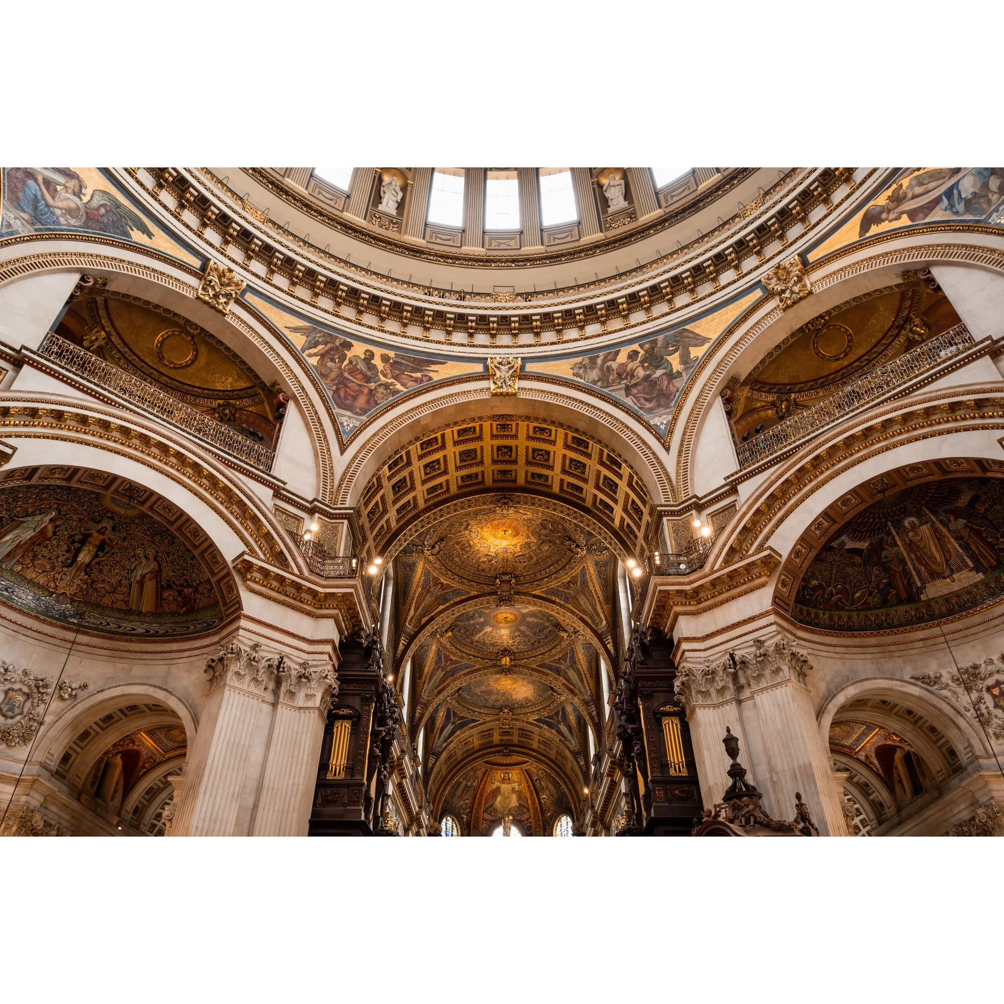 A cathedral of light carved in gold - London
.
.
#London #LondonPhotography #LondonLife
#VisitLondon #IGLondon #LondonShots #LondonViews
#ArchitectureLovers #ChurchPhotography #SacredSpaces
#CityDetails #MinimalMood #MoodyGrams
#ArtOfVisuals #FineArt