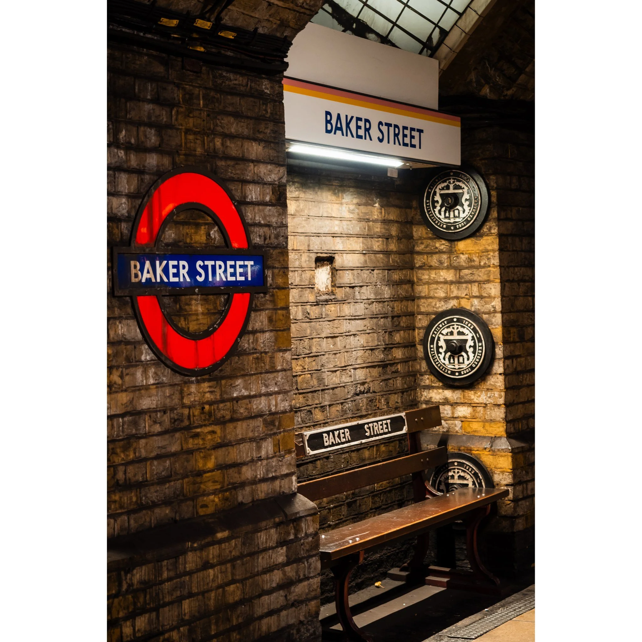 Where stories begin on Baker Street - London
.
.
#London #LondonPhotography #LondonLife
#VisitLondon #IGLondon #LondonShots #LondonViews
#StreetPhotography #UrbanPhotography #CityLife
#LondonUnderground #BakerStreet #CityDetails
#MinimalMood #MoodyGr