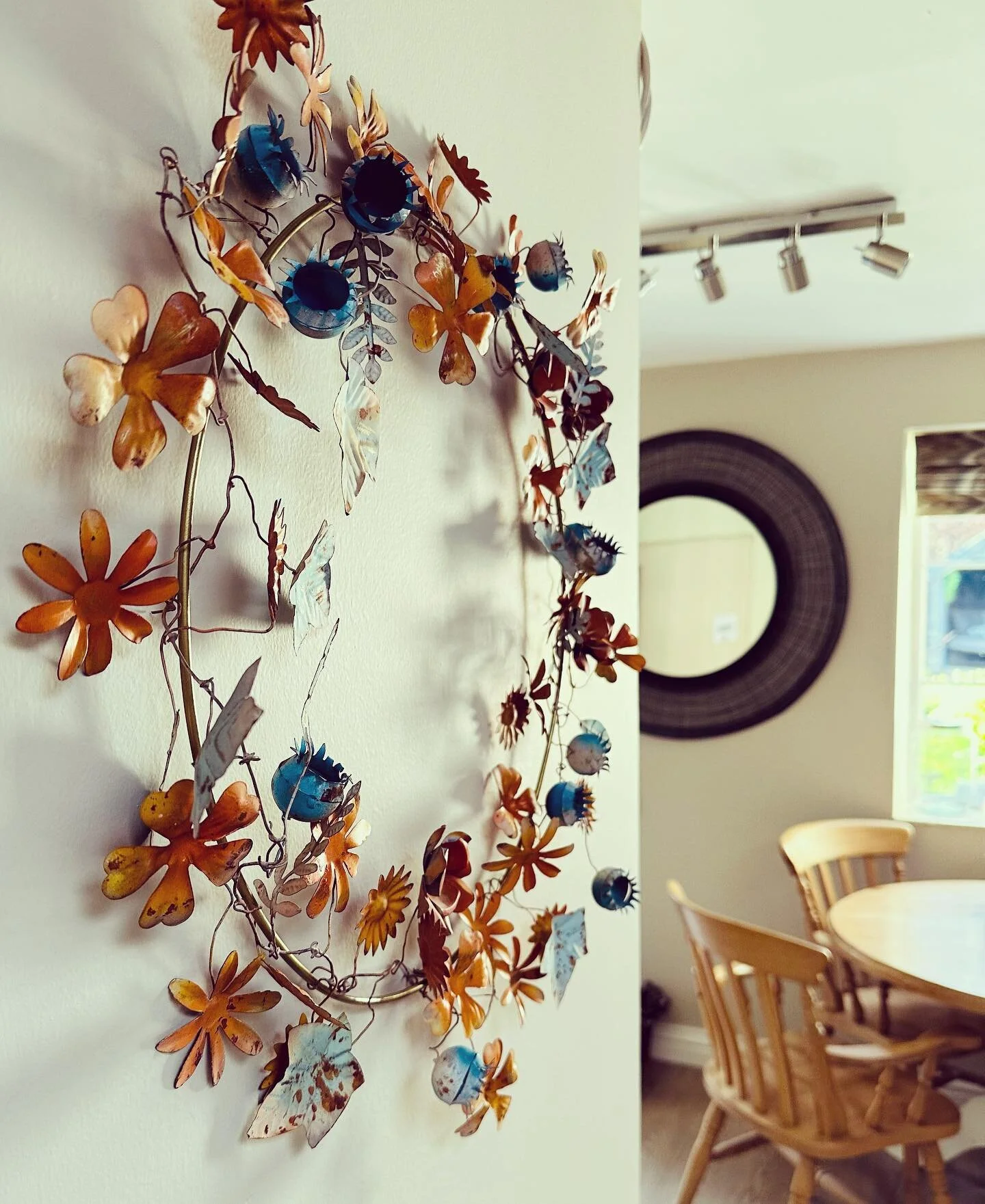 We love our new metal wreath from @refoundobjects looks perfect in our kitchen with views into the garden 

Come and see for yourself and book your stay with us! Link in our bio 👆🏻
. 
.
.
#thecottagewhittonstall #luxurystay #northumberland #bnb #co