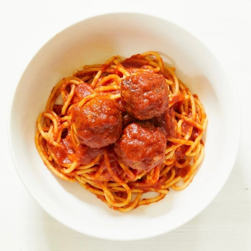 Saturday Night = Spaghetti + Meatballs. Happy Weekend! 🍝🍝🍝🍝 code: OOMA15 on oomatesoros.com #bestjarredmarinara